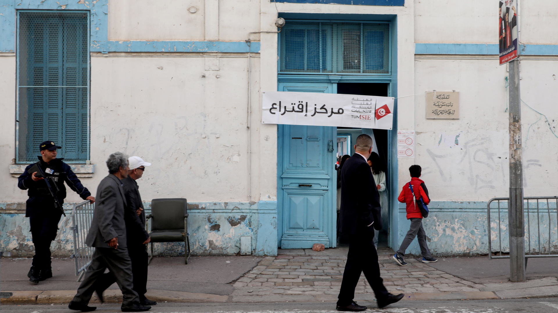 Menschen gehen in Tunis an einem Wahllokal in einer Schule vorbei. | dpa