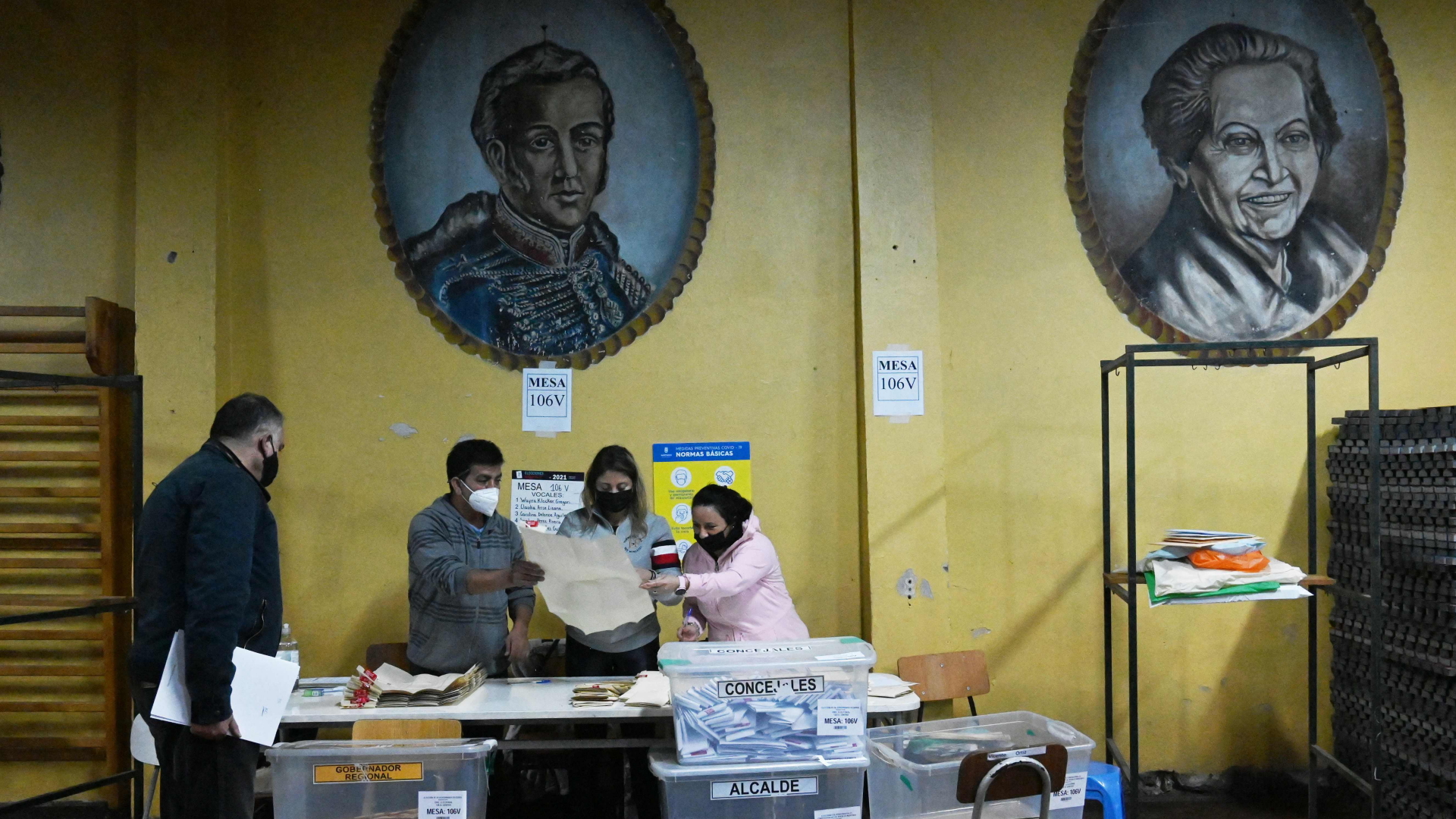 Wahlhelfer*innen zählen Stimmen zum Wahlkonvent in einem Wahlbüro in Santiago, Chile | AFP