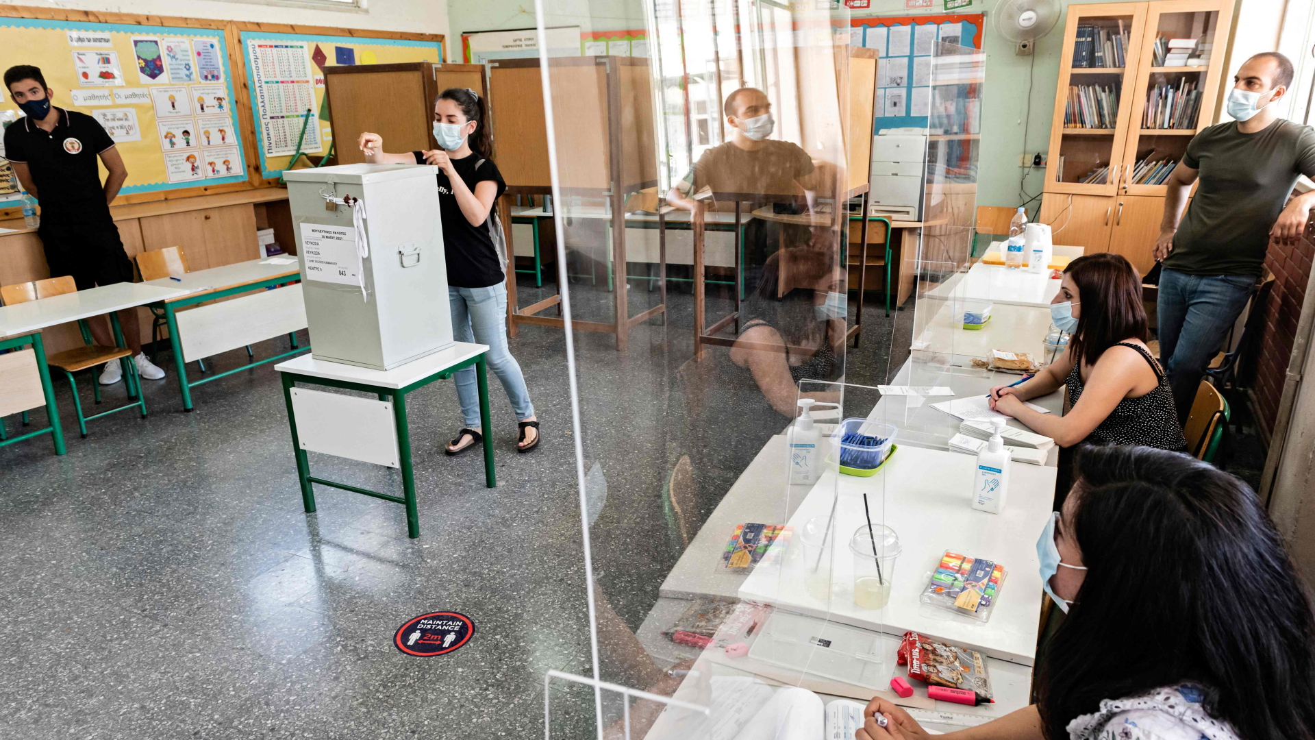 Ein Wahllokal in einem Klassenzimmer in Nikosia | AFP