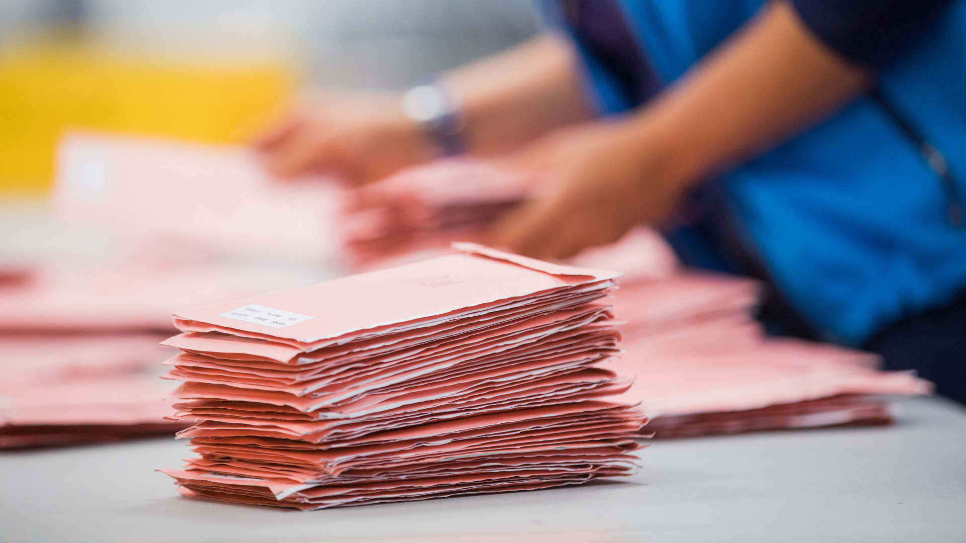 Wahlhelfer sortieren die roten Wahlbriefe mit den abgegebenen Stimmen für die Bundestagswahl 2017. | dpa