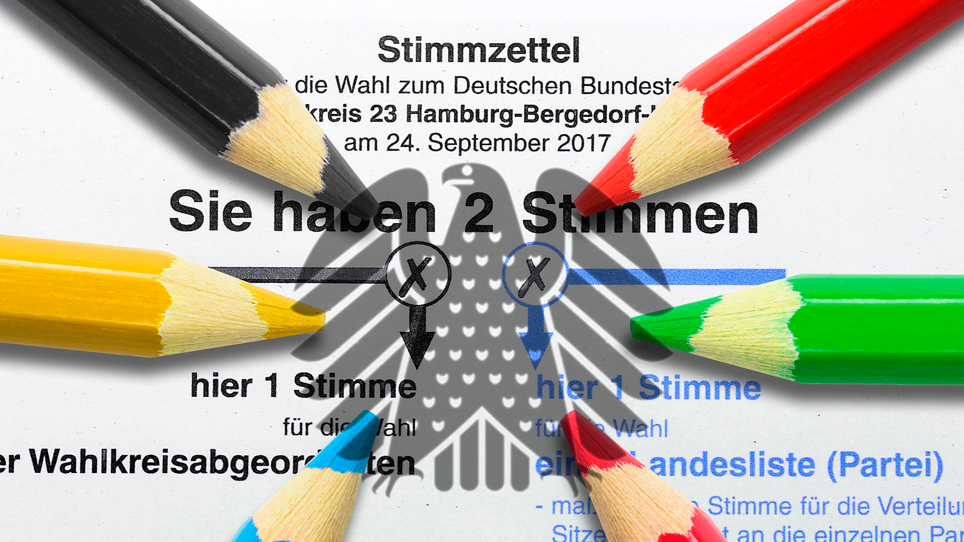 Sechs Buntstifte in den Farben der im Bundestag vertretenen Parteien auf einem Stimmzettel
