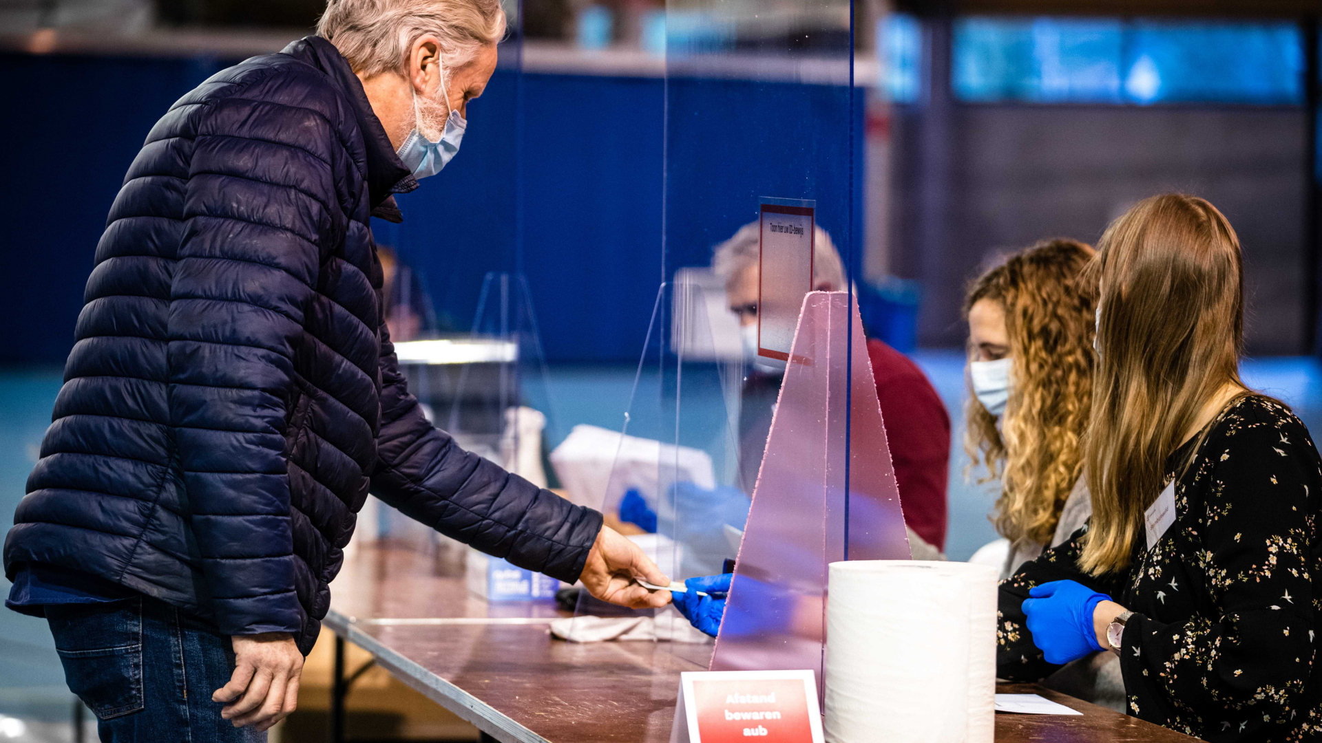 Niederlande: Ein Wähler gibt seine Stimme in einem Wahllokal in Eindhoven ab. | dpa