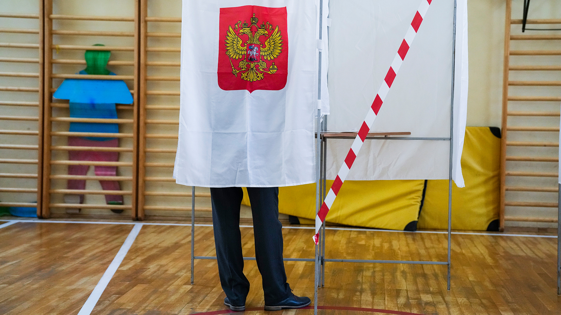 Ein Mann füllt seinen Stimmzettel in einer Wahlkabine während der Parlamentswahlen in Russland aus. | dpa