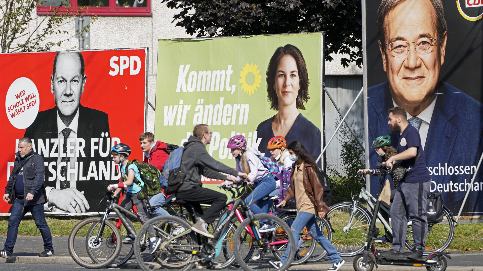 Wahlplakate der großen Parteien.