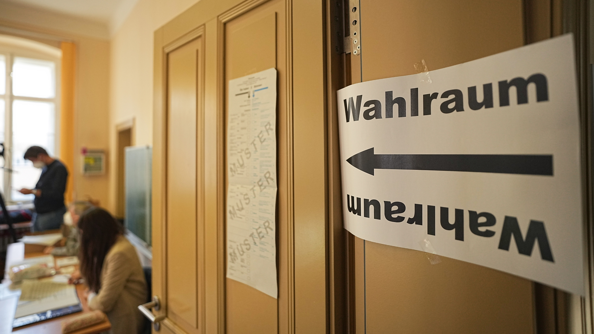  Ein Zettel an der Tür weist in der Potsdamer Max Dortu Schule auf den Wahlraum hin zur Bundestagswahl 2021. | dpa