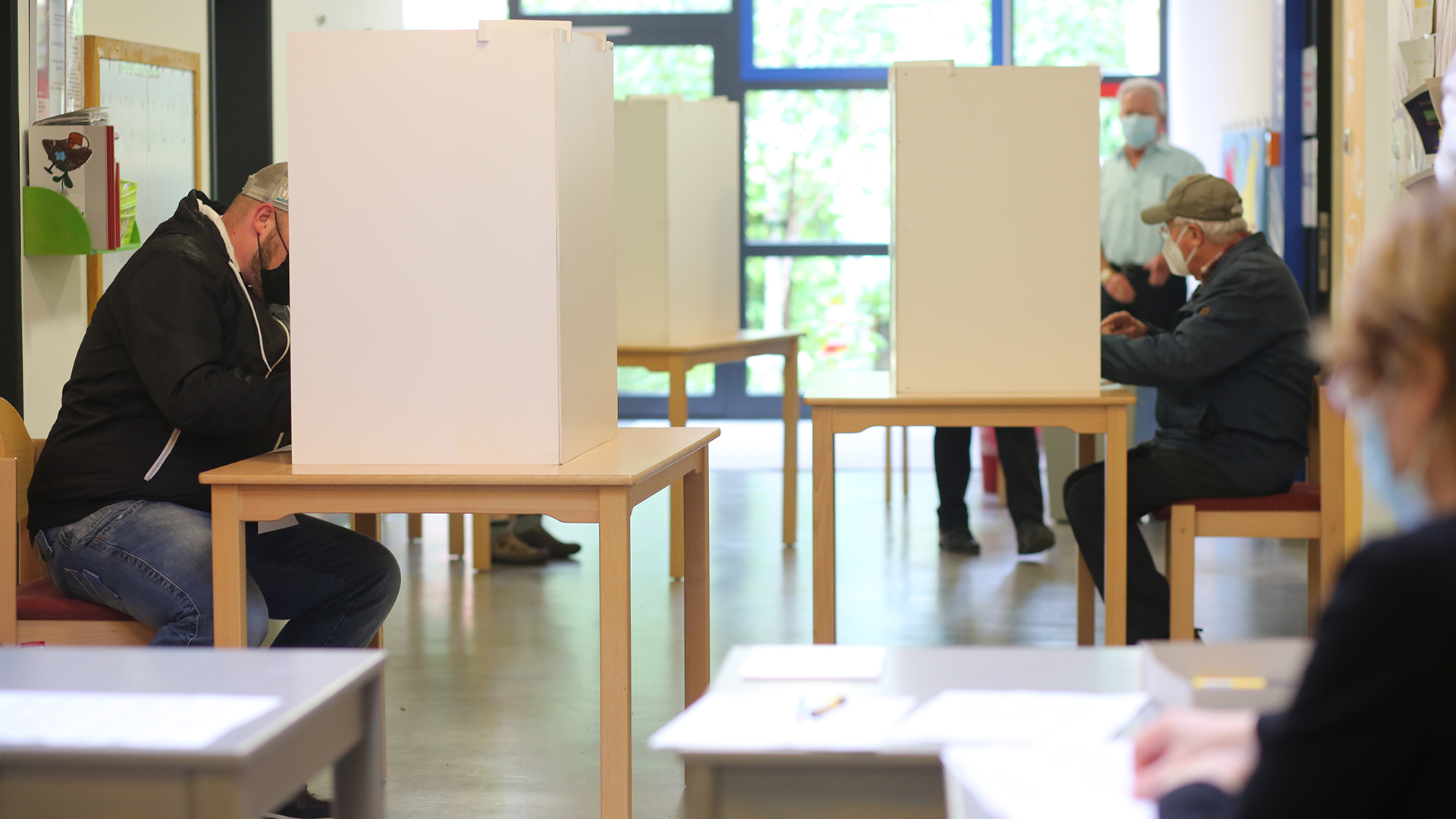 Wähler geben in einem Wahllokal bei der Wahl zum neuen Landtag in Sachsen-Anhalt ihre Stimmen ab. | dpa