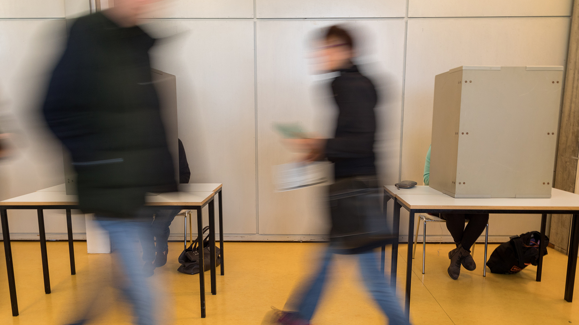 Bürger geben am 24.09.2017 in Bremen im Wahllokal ihre Stimmen zur Bundestagswahl 2017 ab. 