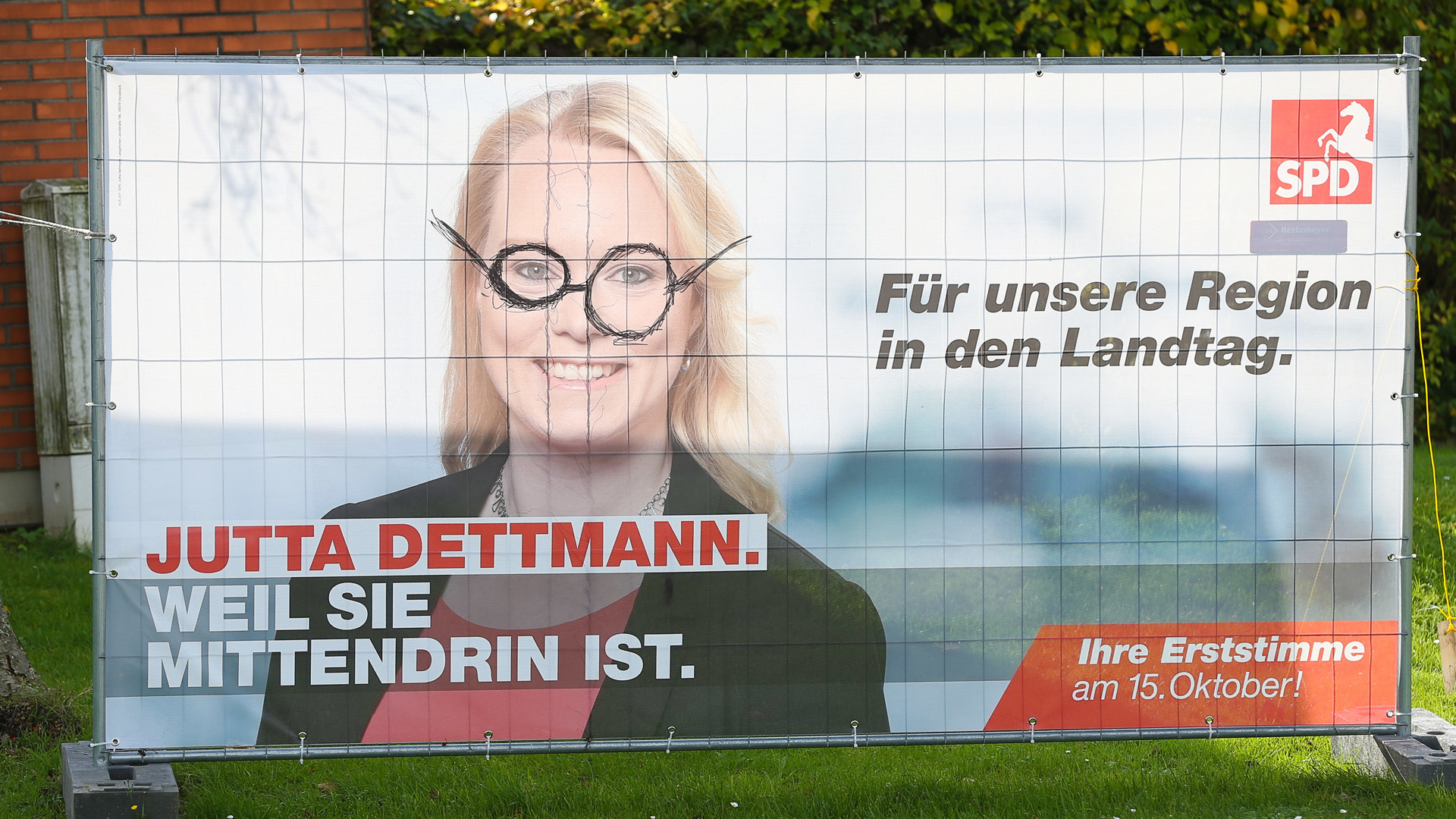 Ein beschmiertes Wahlplakat vor der Landtagswahl 2017 in Niedersachsen | picture alliance / Fotostand