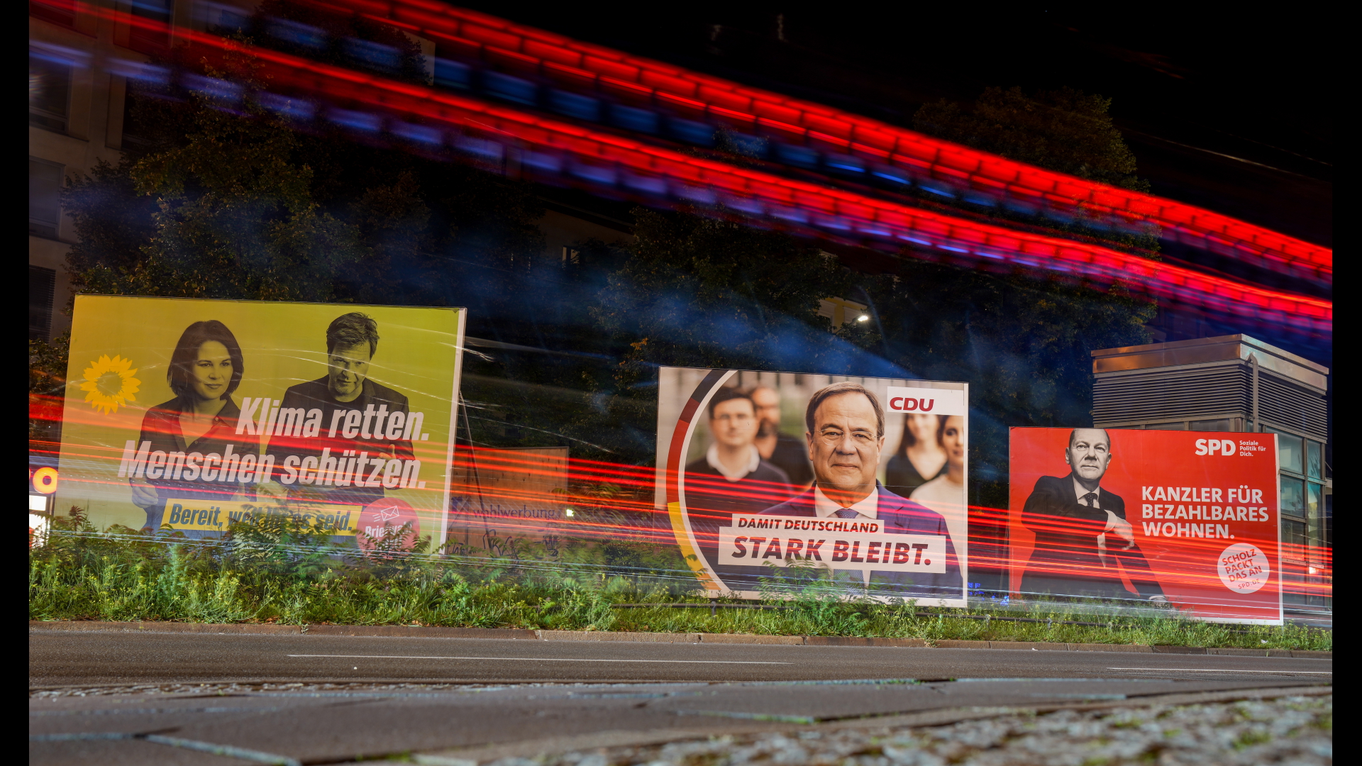 Großflächige Wahlplakate an einer großen Straße in Berlin | dpa
