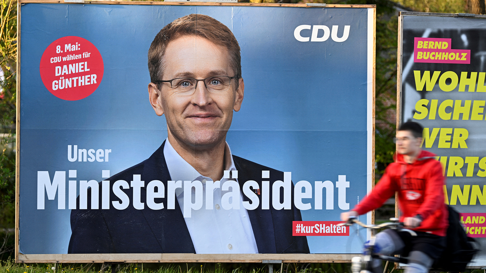 Ein Wahlplakat der CDU mit Daniel Günther  | REUTERS