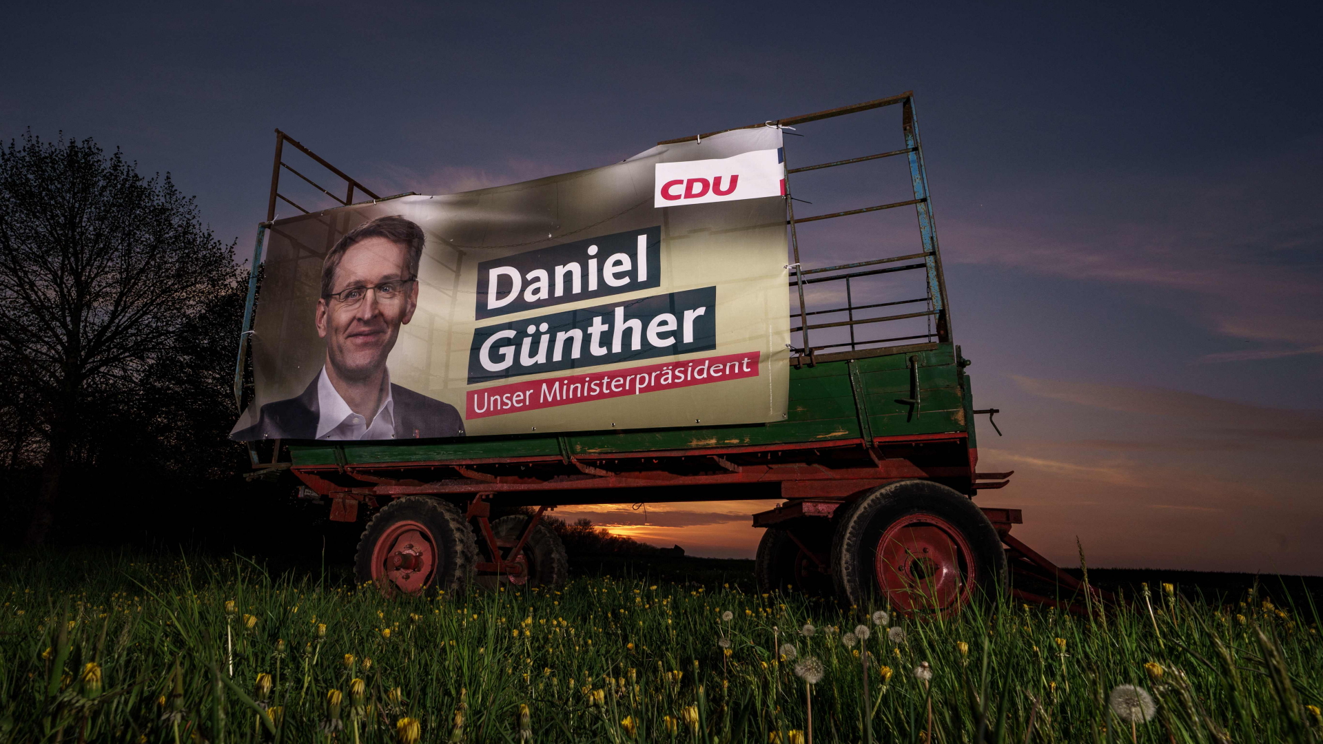 Ein Wahlplakat von Daniel Günther an einem Anhänger in Altenholz, Schleswig-Holstein. | AFP