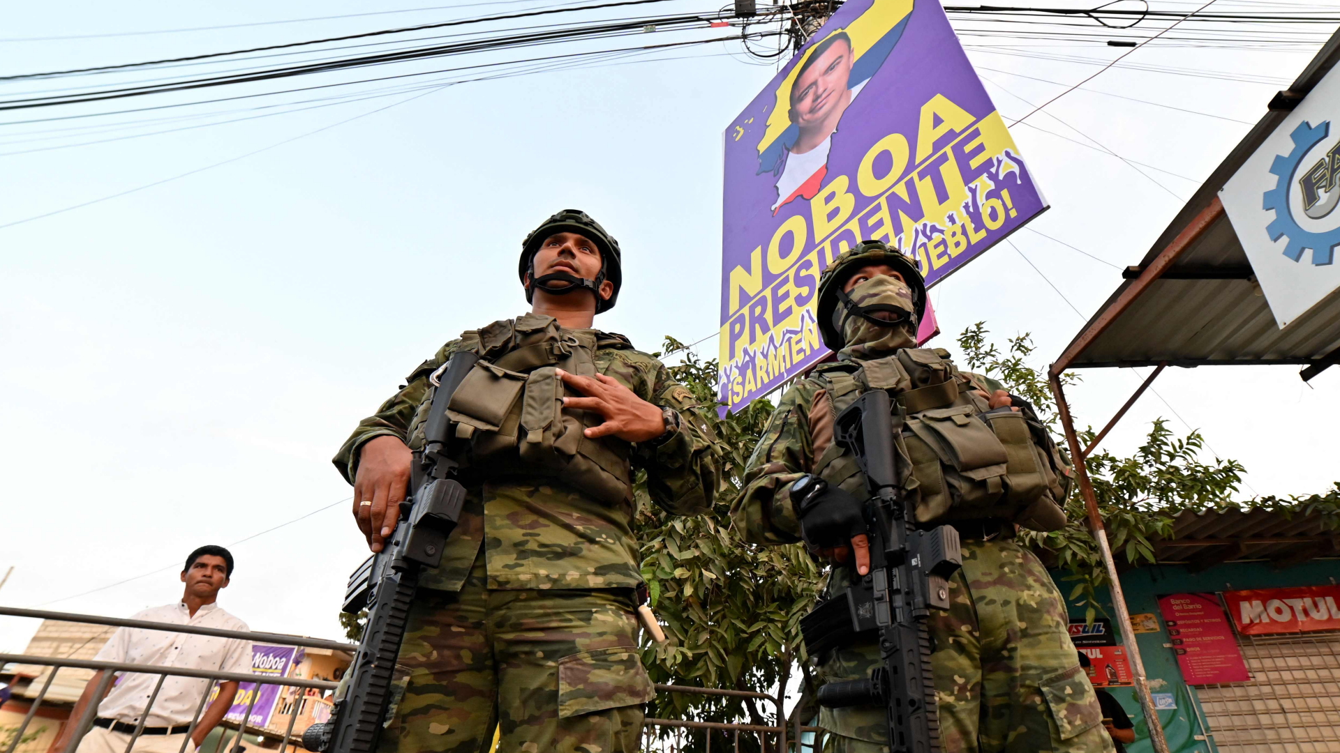 Soldaten vor einem Wahlplakat in Ecuador