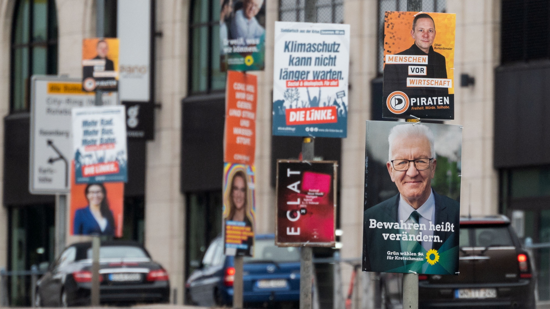 Wahlplakate an einer Straße in Stuttgart