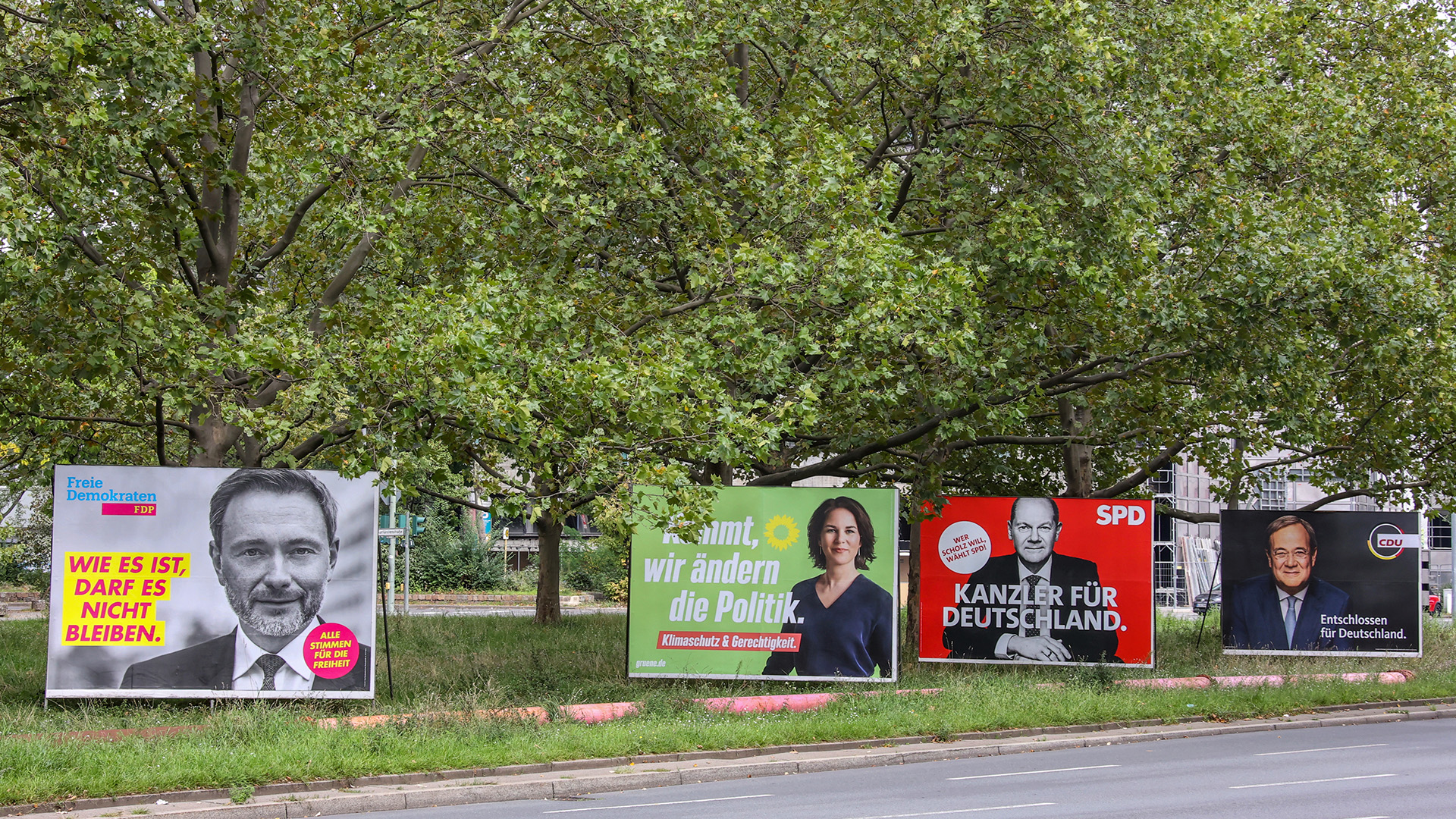 Wahlplakate zur Bundestagswahl 2021 an einer Straße | picture alliance / Andreas Gora