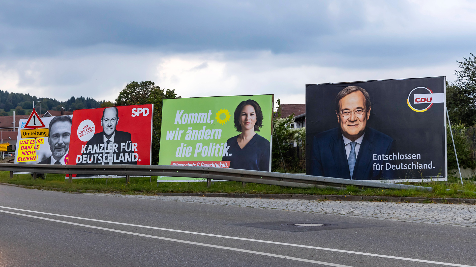 Wahlplakate an einer Straße | imago images/Arnulf Hettrich