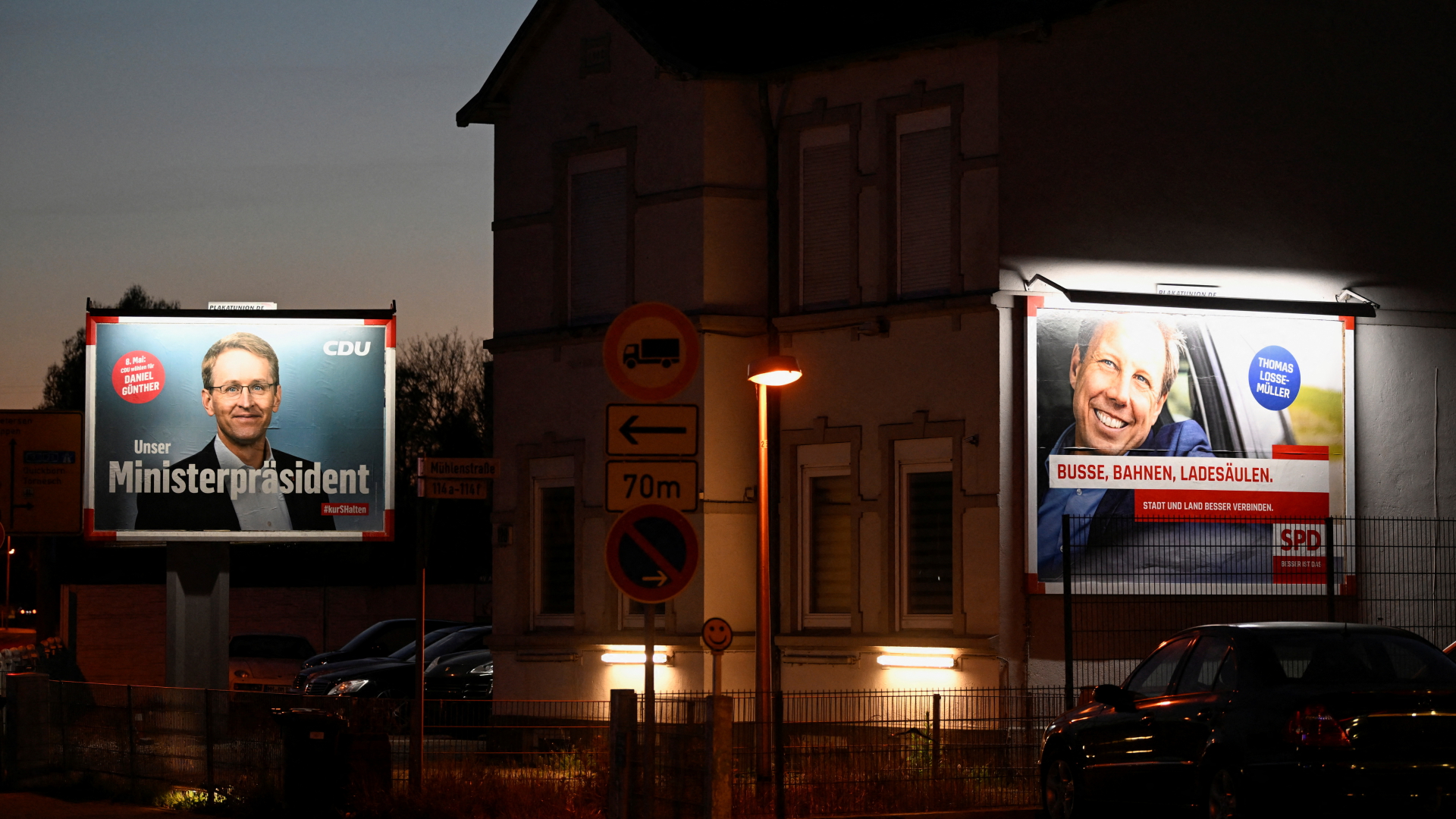 Wahlplakate von CDU und SPD vor einem Haus in Pinneberg | REUTERS