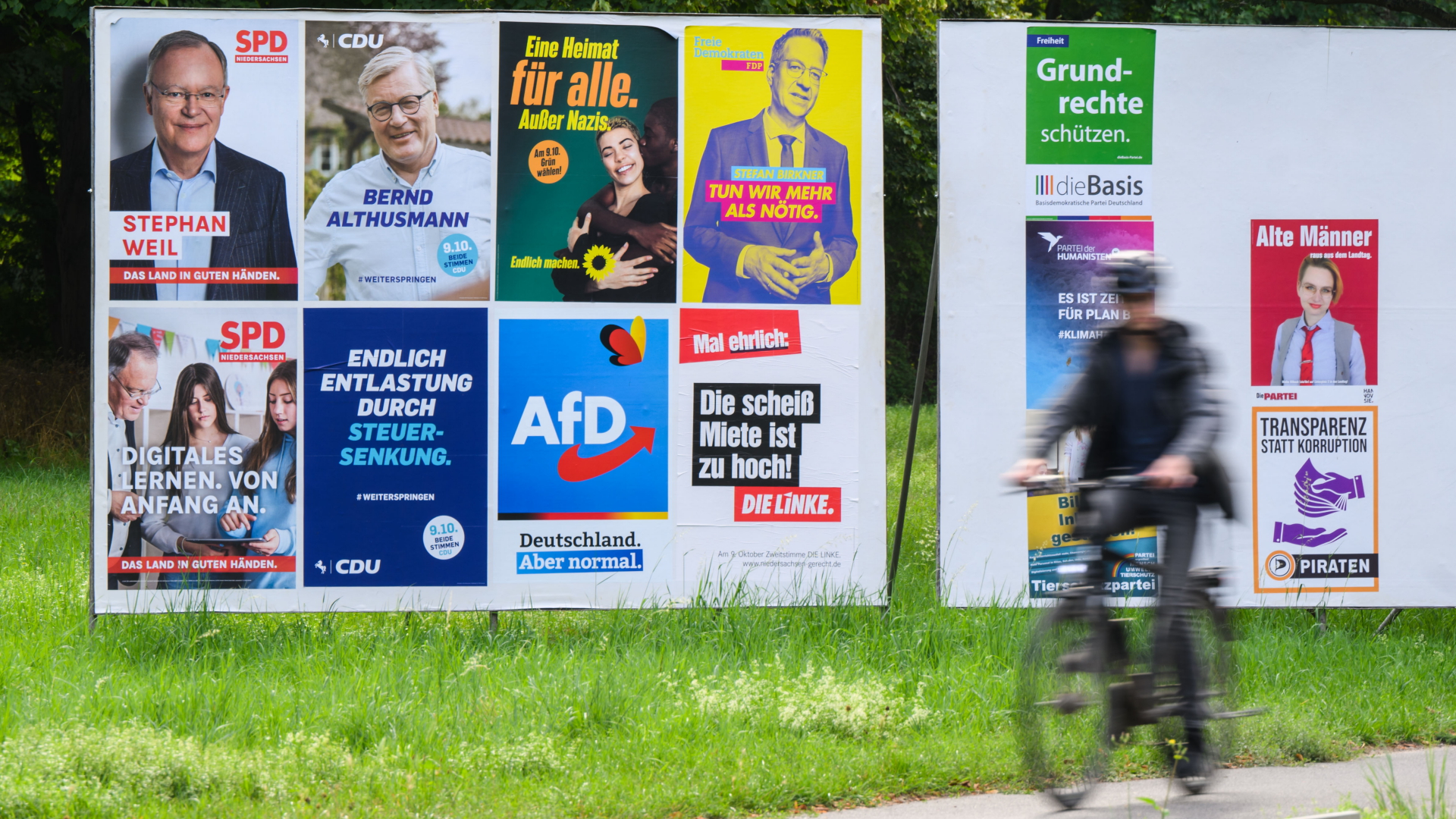 Wahlplakate verschiedener Parteien stehen in Hannover. | dpa