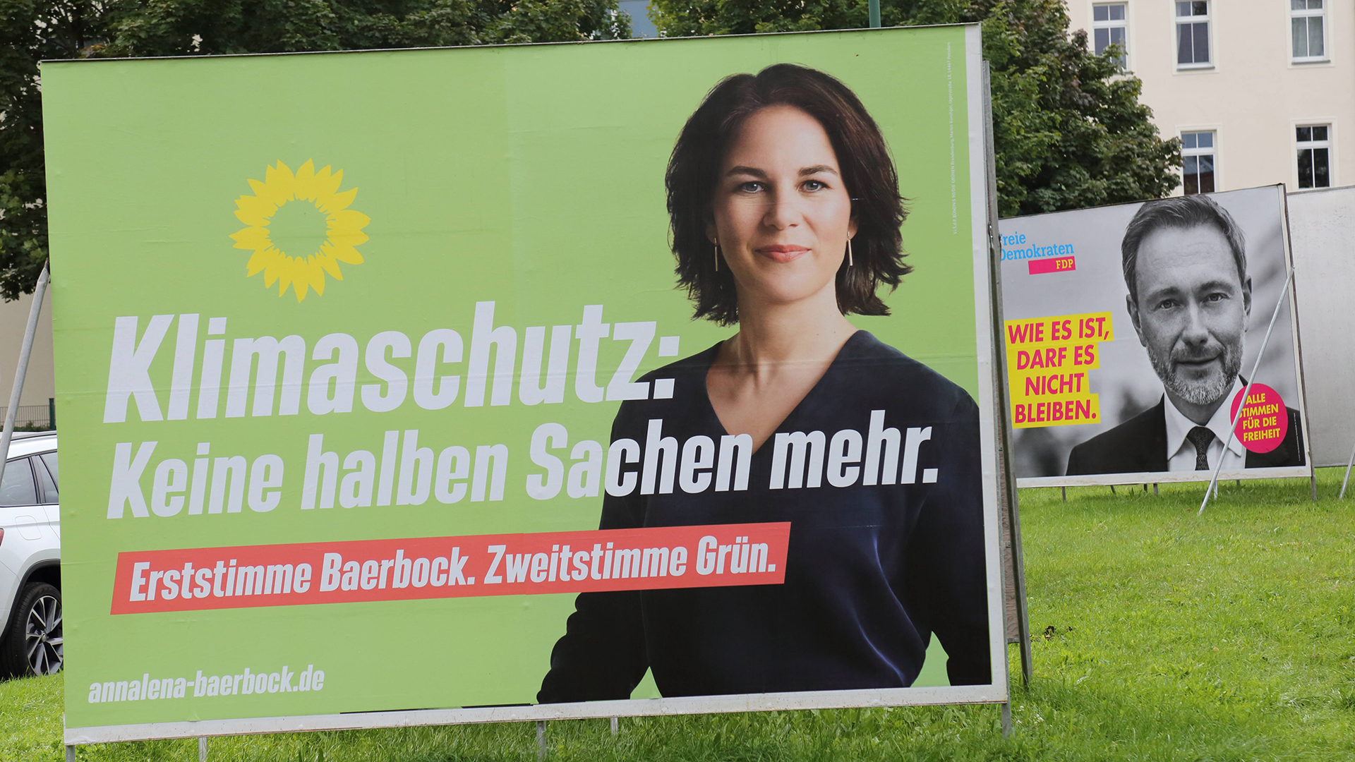 Kanzlerkandidatin Annalena Baerbock Bündnis 90/Die Grünen und Christian Lindner FDP auf zwei Wahlplakaten für die Bundestagswahl 2021