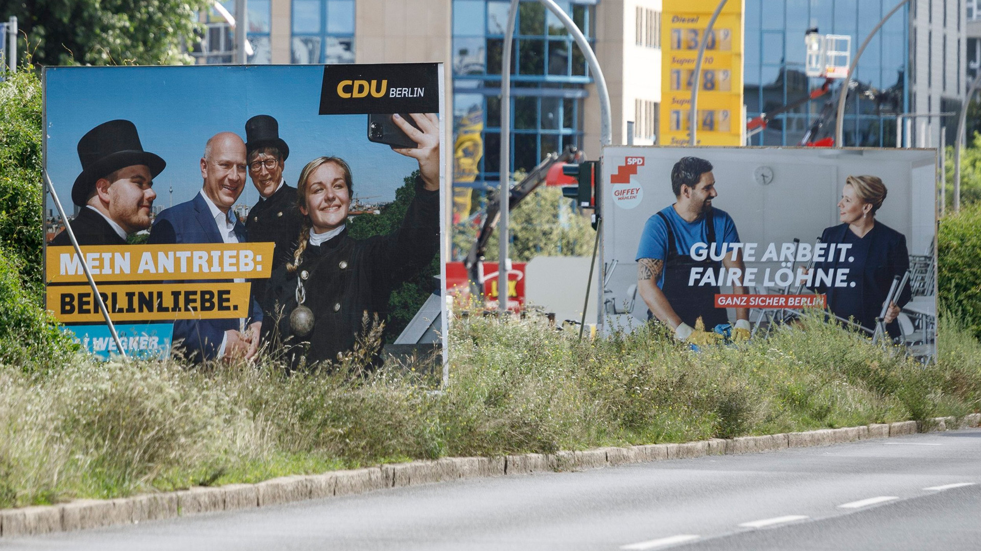 Auf einem Großflächen-Plakat werben die Berliner CDU mit dem Landesvorsitzenden Kai Wegner und die Berliner SPD-Spitzenkandidatin Franziska Giffey für die Abgeordnetenhauswahl. | dpa
