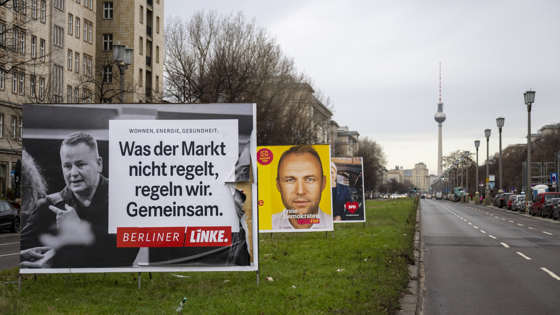 Auf der Frankfurter Allee stehen Wahlplakate zur anstehende Wahl zum Berliner Abgeordnetenhaus. | dpa