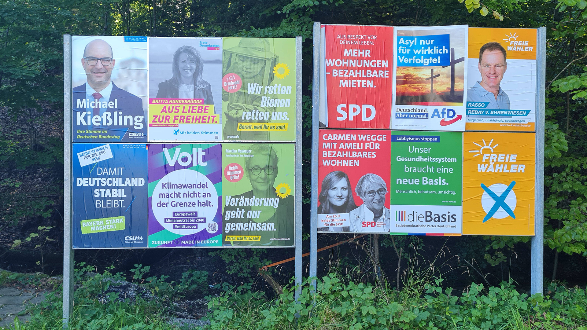 Diverse Wahlplakate der Parteien, die zur Bundestagswahl 2021 antreten.