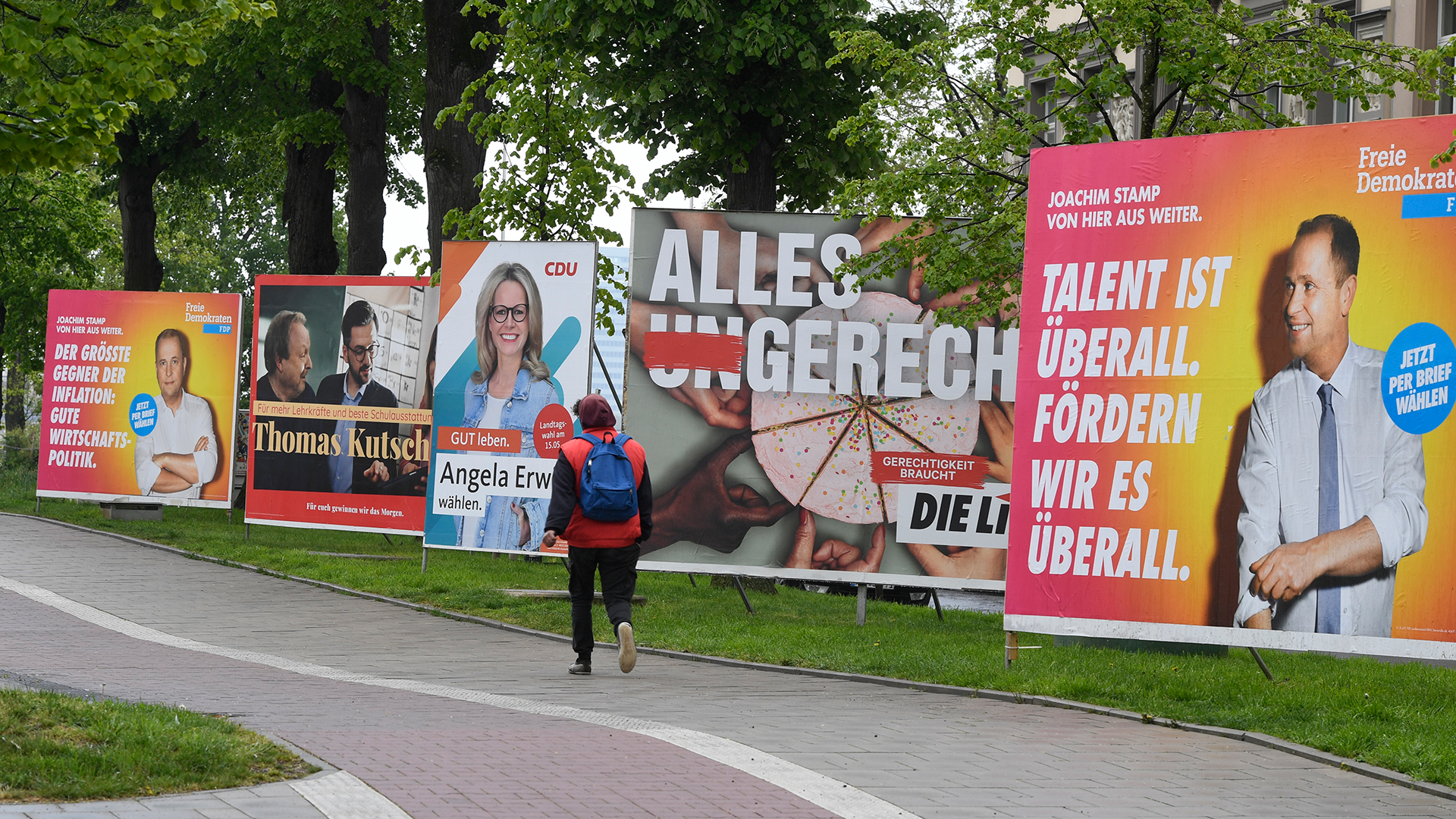 Großflächen-Wahlkampfplakate aller Parteien säumen den Luegplatz in Düsseldorf (Nordrhein-Westfalen)