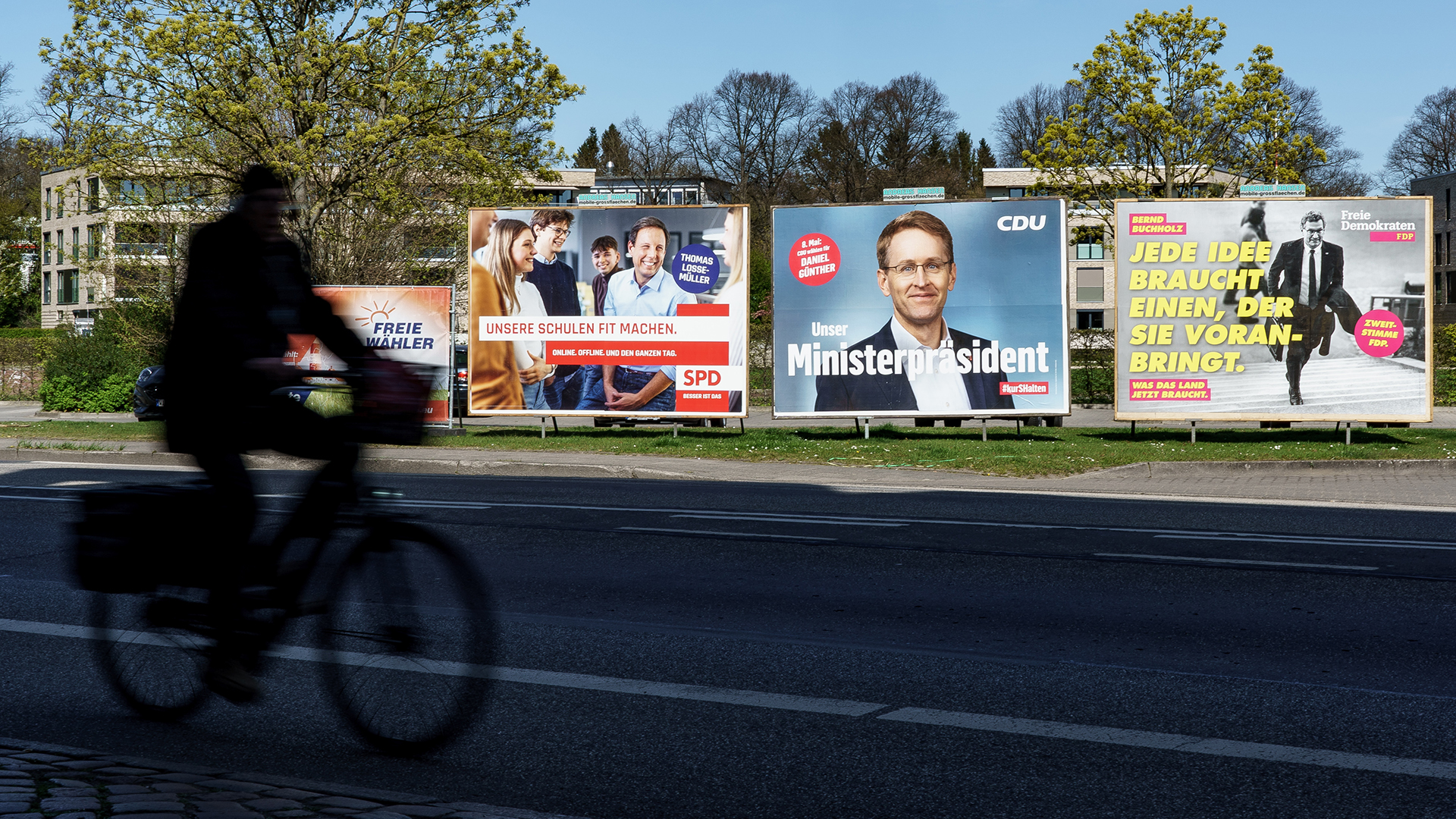 Wahlplakate hängen an Wandtafeln in einem Wohngebiet in Kiel (Schleswig-Holstein).  | dpa
