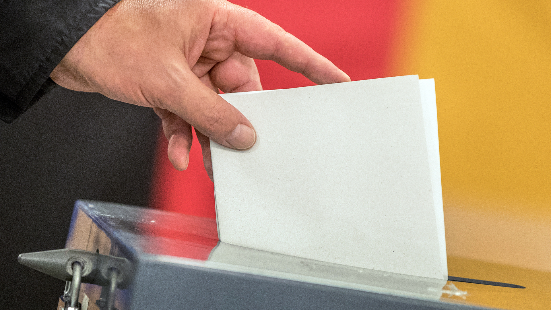  Ein Wähler wirft seinen Stimmzettel zur Bundestagswahl in die Wahlurne. | dpa
