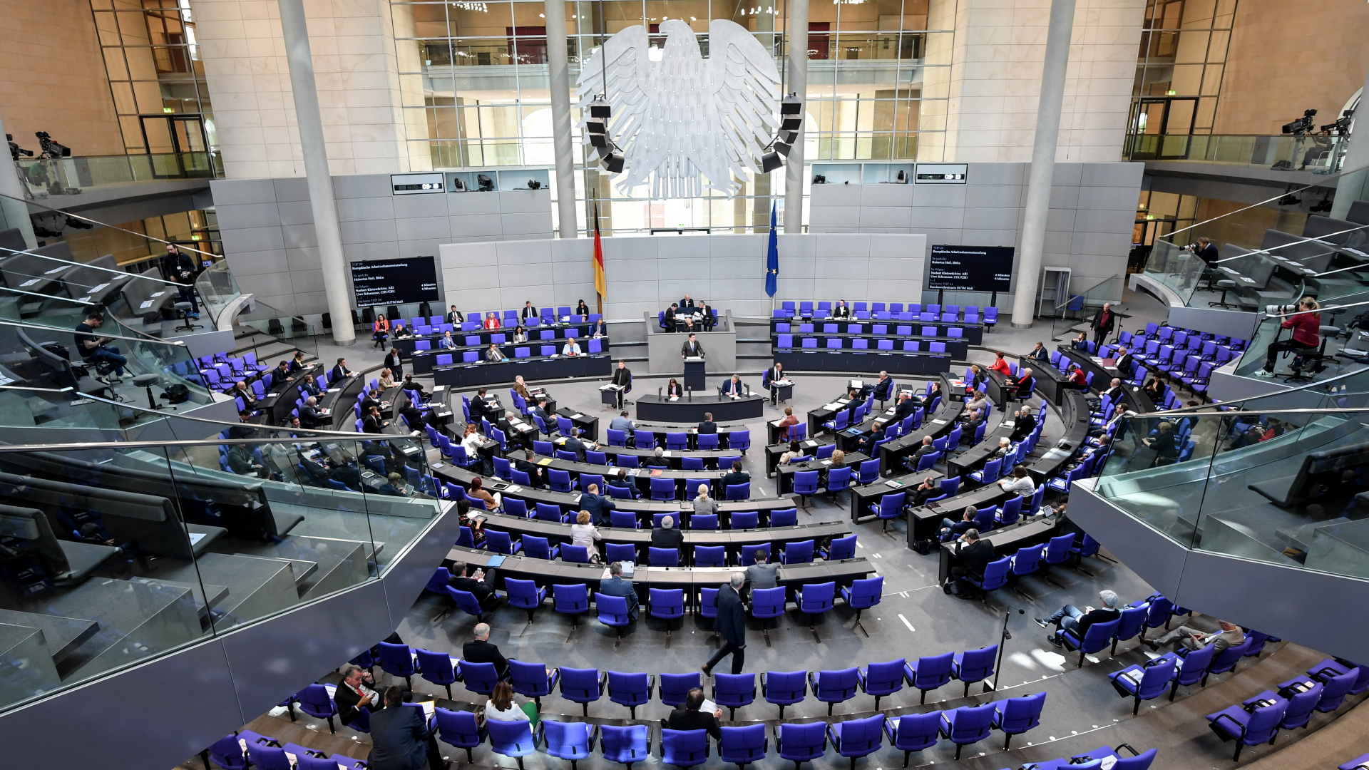 Abgeordnete nehmen an der 164. Sitzung des Bundestags teil (Archivbild).| Bildquelle: dpa