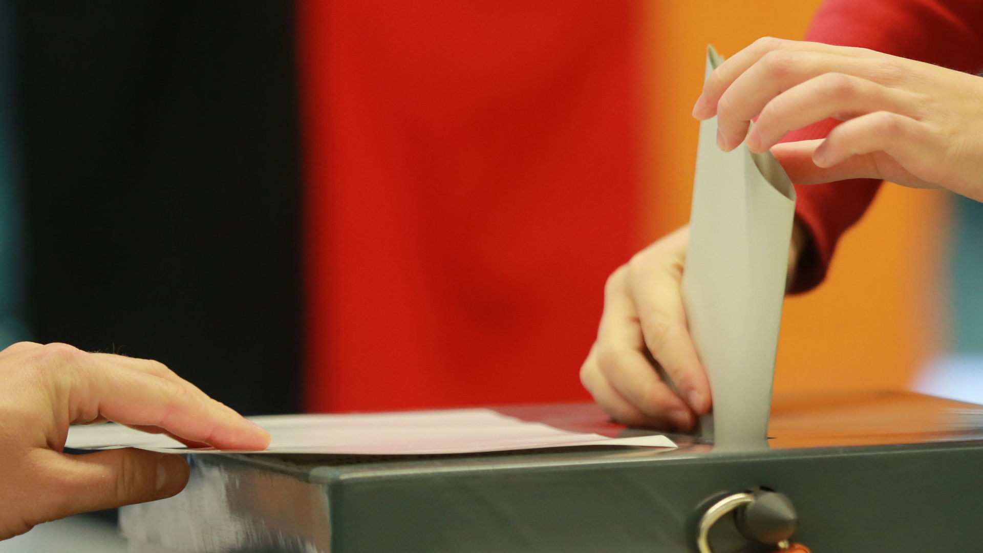 Eine Wählerin wirft ihren Stimmzettel zur Bundestagswahl in die Wahlurne.  | dpa