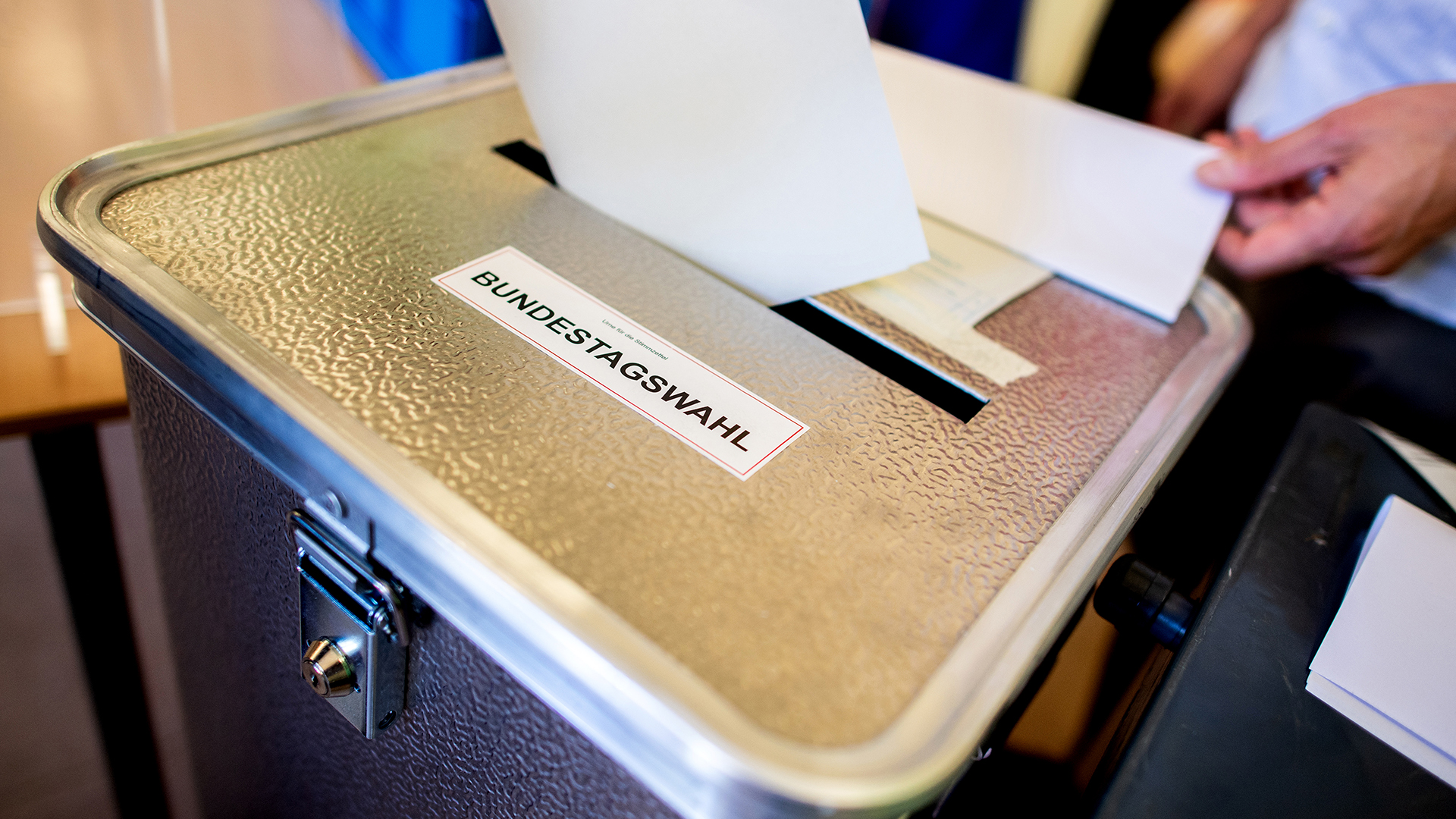 Ein Wähler wirft in einem Wahllokal seinen Stimmzettel für die Bundestagswahl 2021 in eine Wahlurne.  | dpa