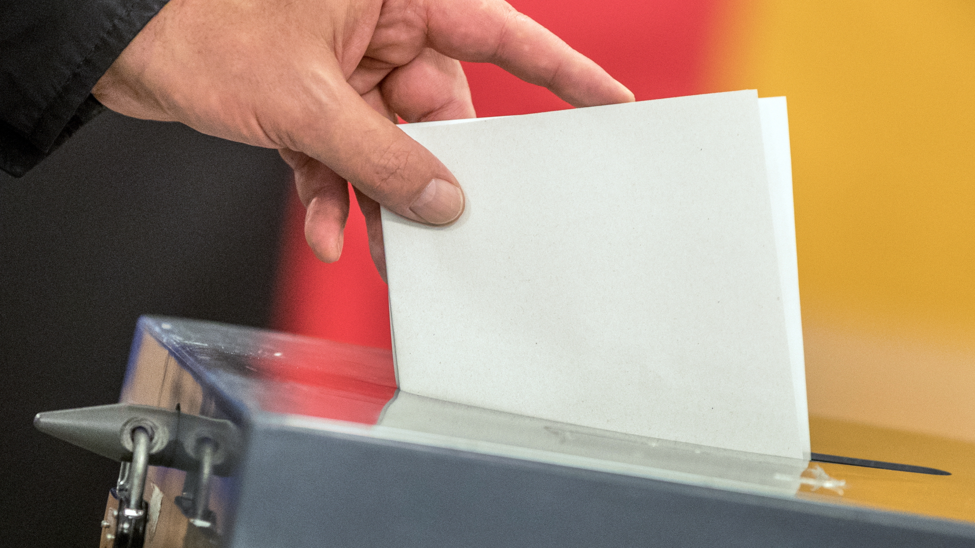 Ein Wähler wirft seinen Stimmzettel zur Bundestagswahl in die Wahlurne. | dpa