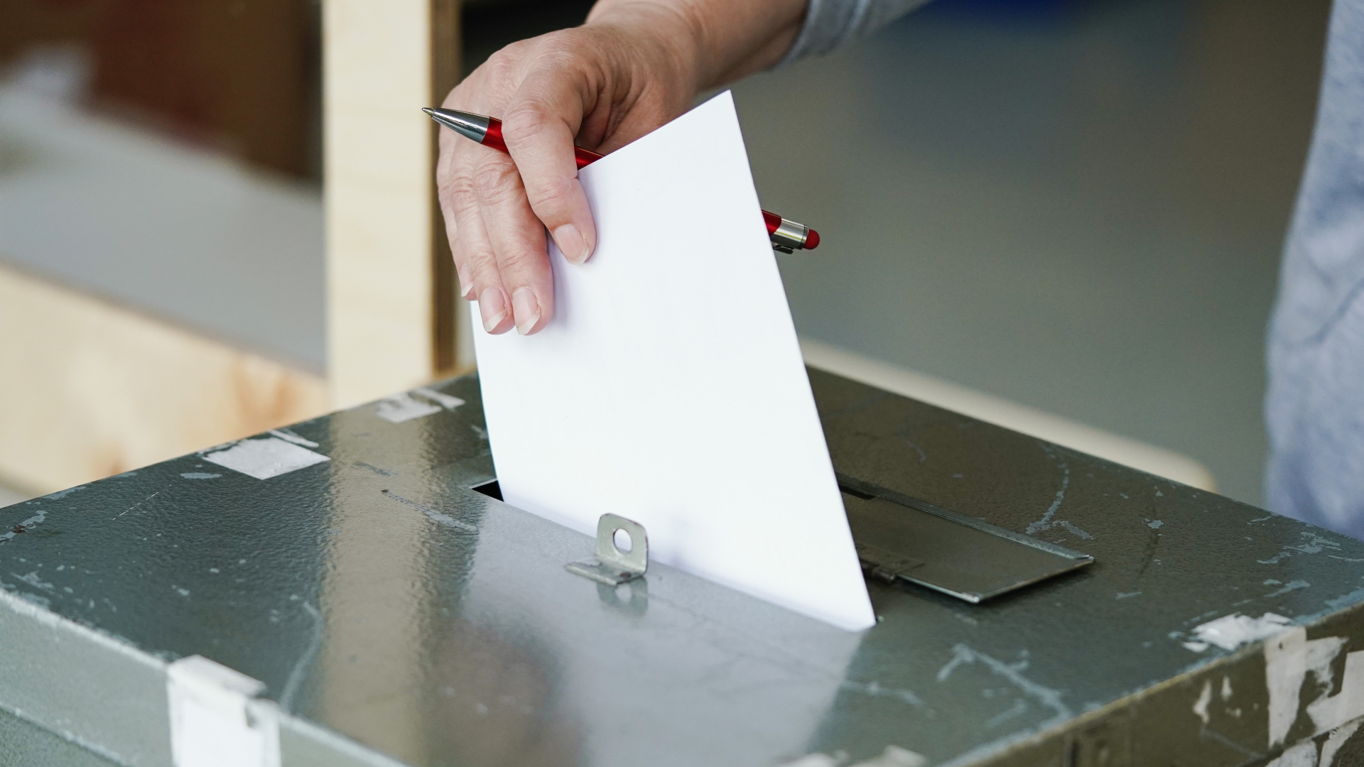 Ein Wählerin wirft in einem Wahllokal in Mannheim ihren Stimmzettel in die Wahlurne.