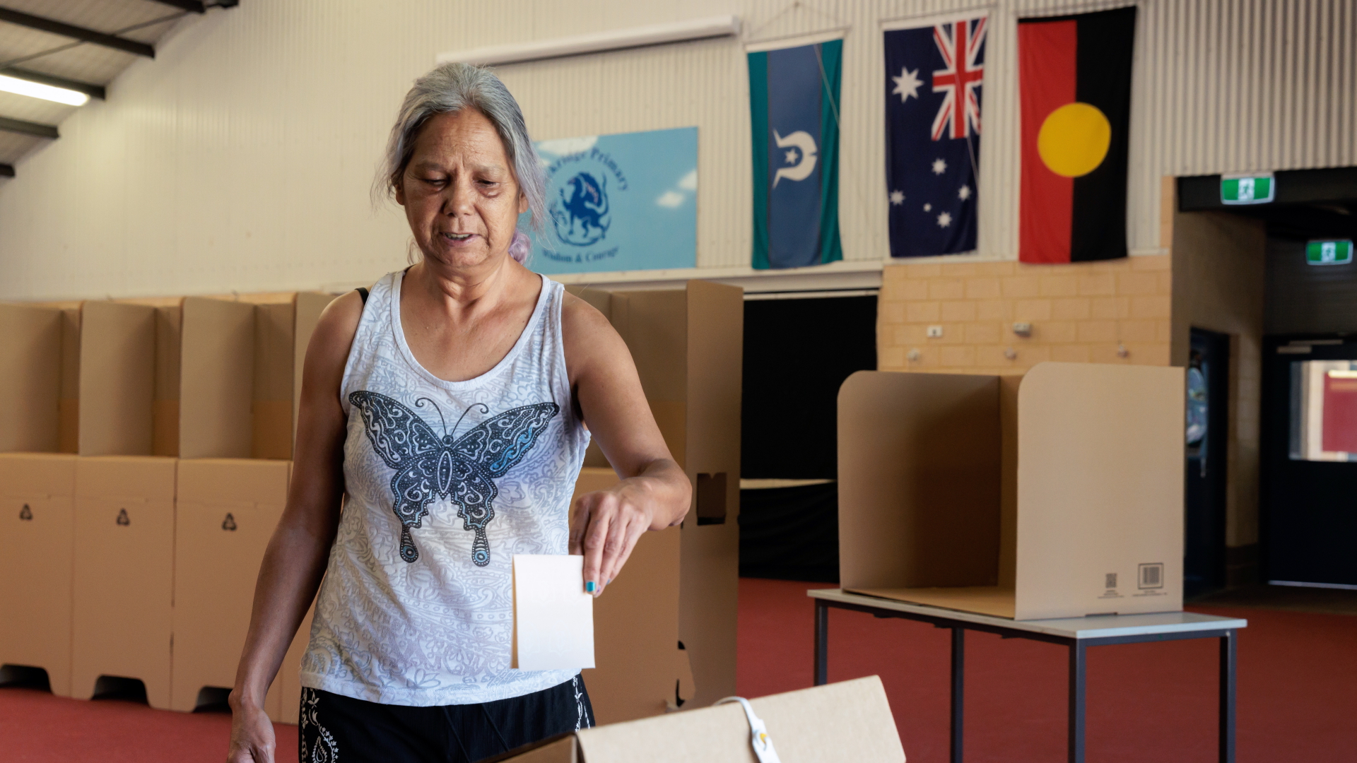 Eine Wählerin an der Wahlurne in Australien