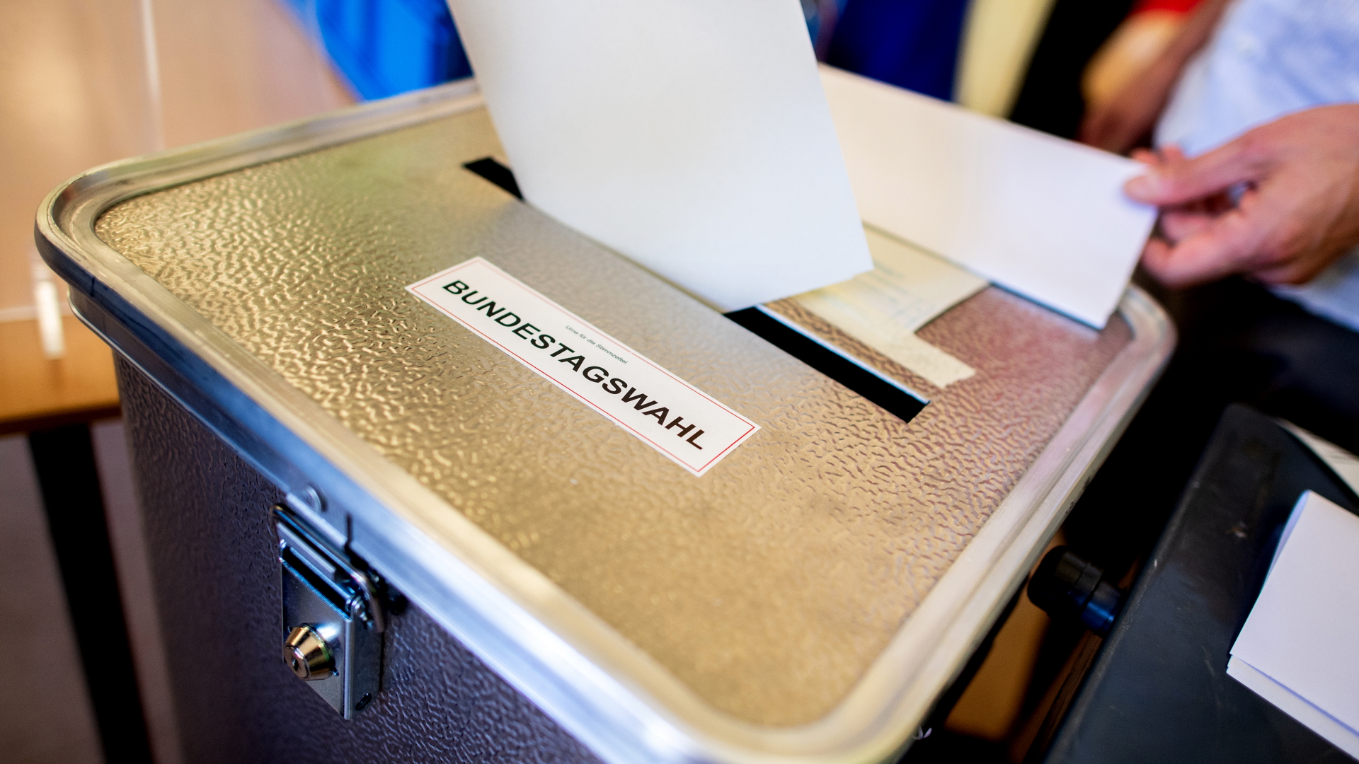  Ein Wähler wirft in einem Berliner Wahllokal seinen Stimmzettel für die Bundestagswahl in eine Wahlurne.  | dpa