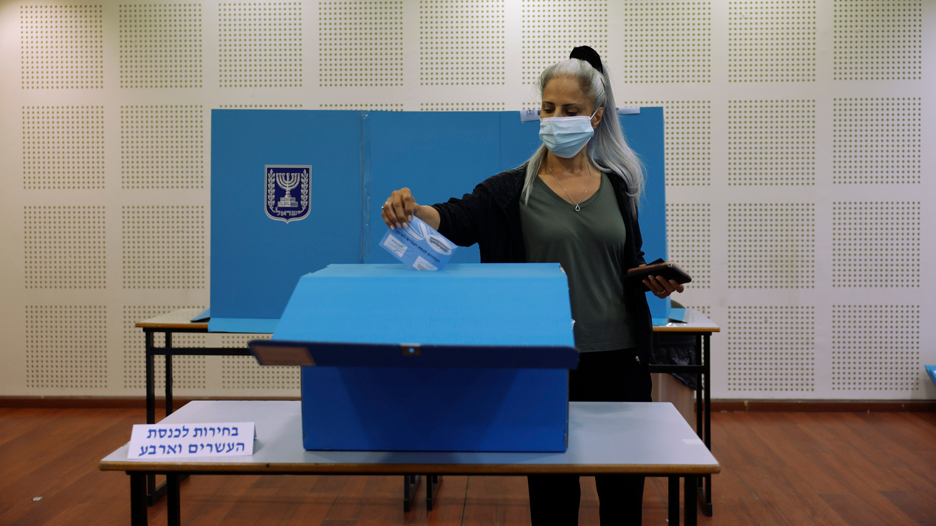 Eine Frau wirft ihren Stimmzettel in einem Wahllokal in Ra'anana in eine Wahlurne
