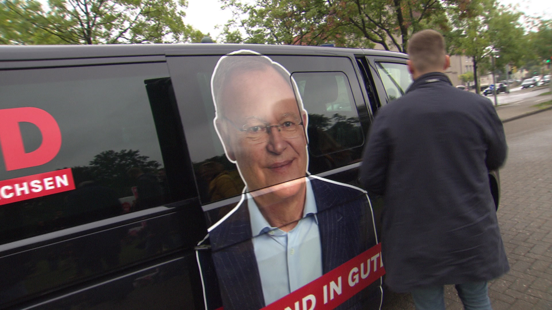 Ein Mann steht neben einem Transporter mit Wahlwerbung für den SPD-Kandidaten Stephan Weil. | Mandy Sarti