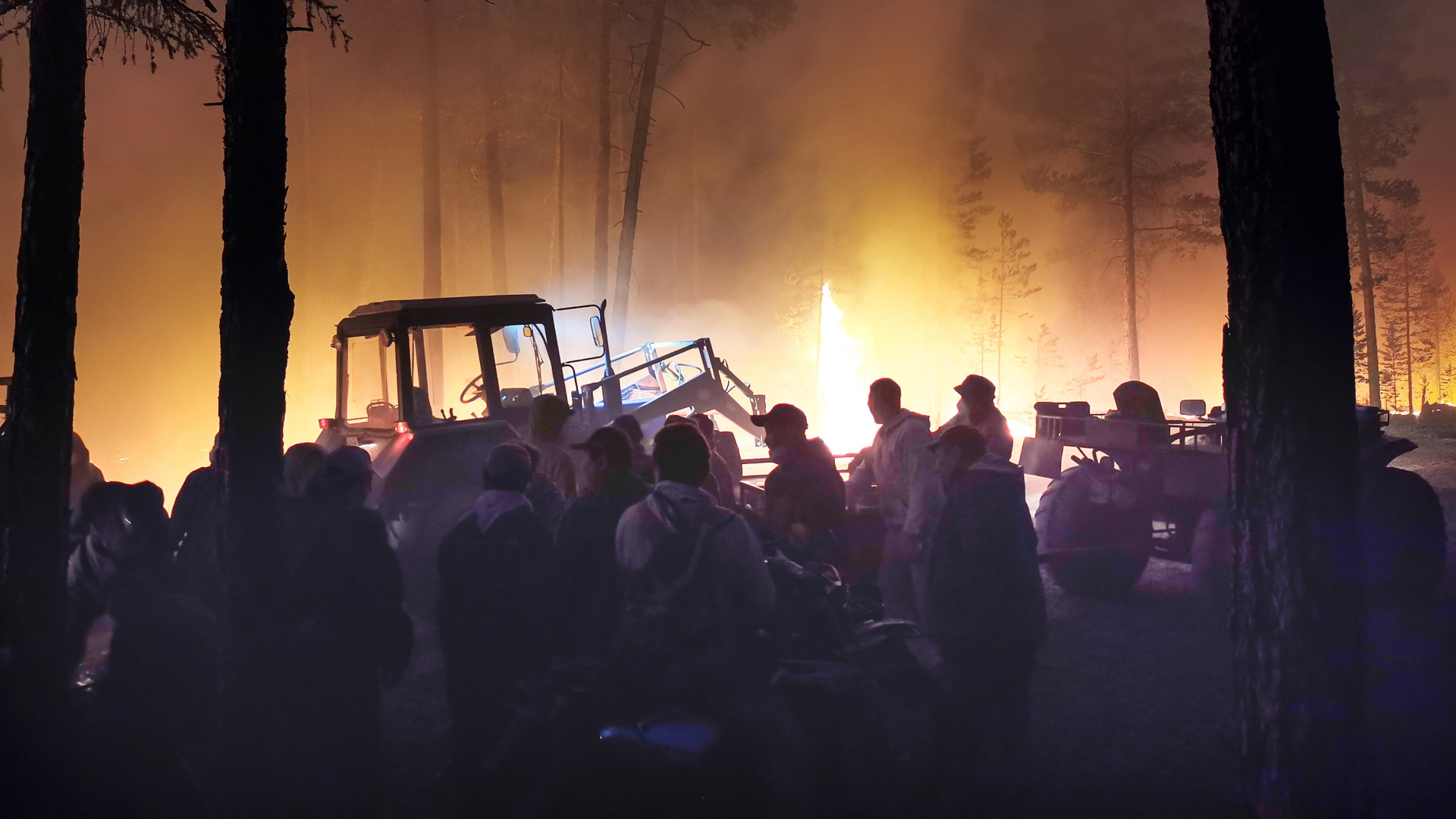Helfer im Waldbrandgebiet in Sibirien | AP