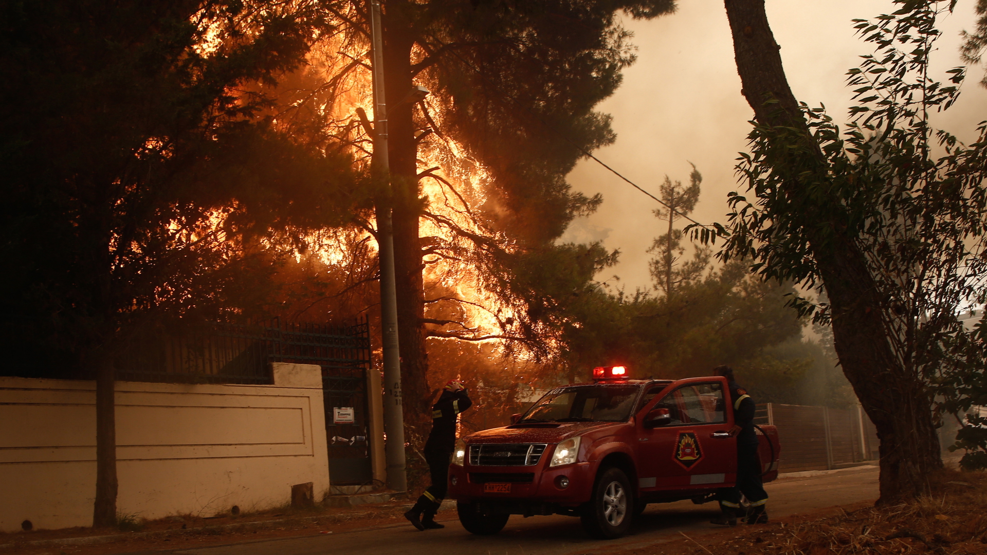 Griechische Feuerwehrleute bekämpfen einen Waldbrand in Stamata, nordöstlich von Athen. | EPA
