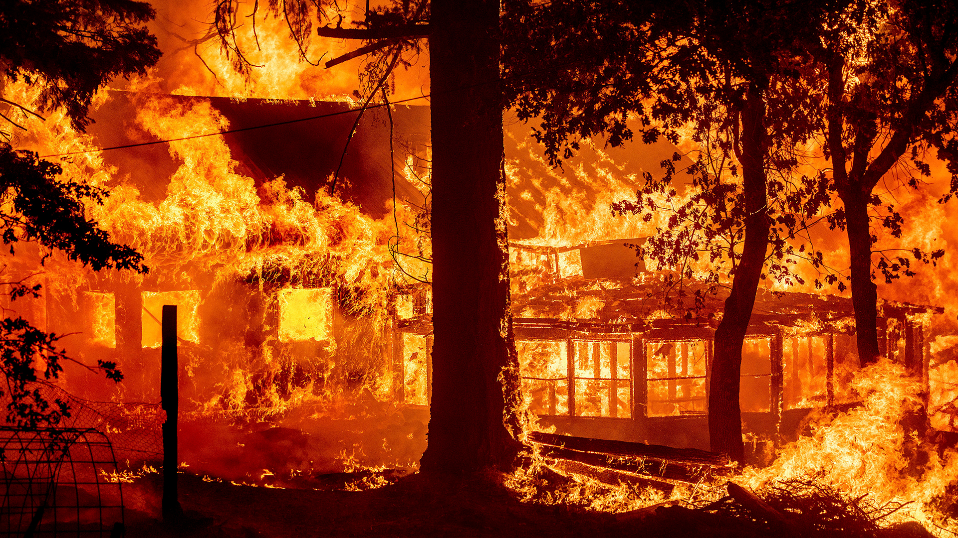 Ein Haus steht in Plumas County in Flammen. | AP