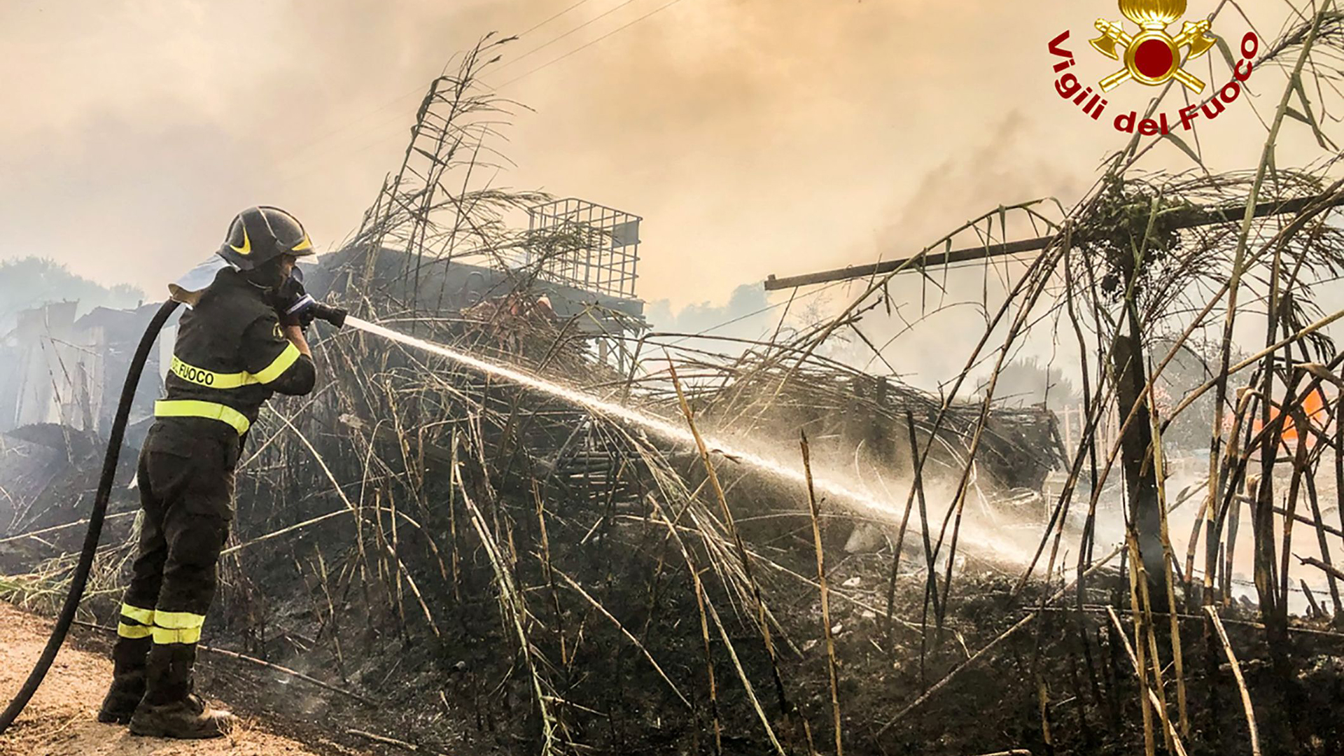 Ein Feuerwehrmann kämpft gegen die Flammen in der Nähe von Oristano auf Sardinien.