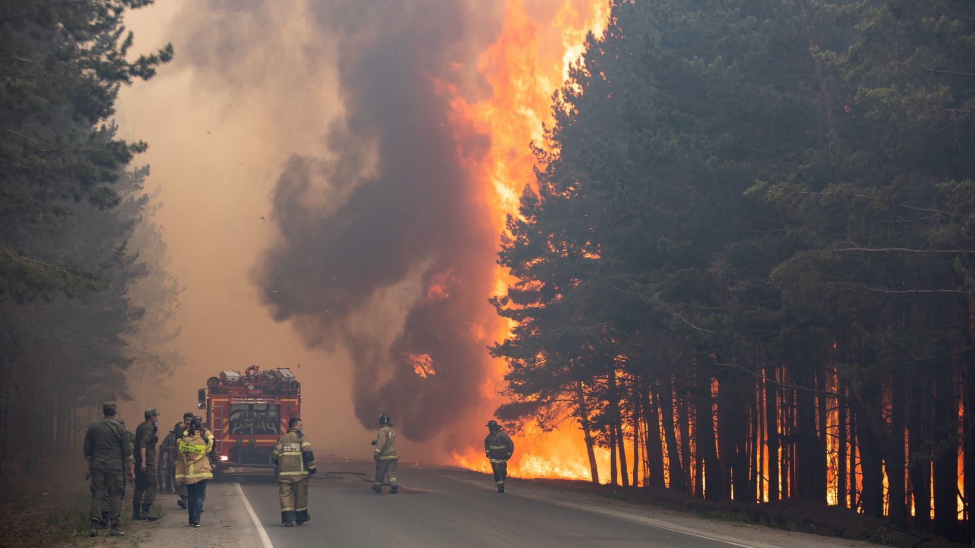 Feuerwehrleute kämpfen gegen einen Waldbrand in der russischen Region Jakutien (Juni 2021). | AP