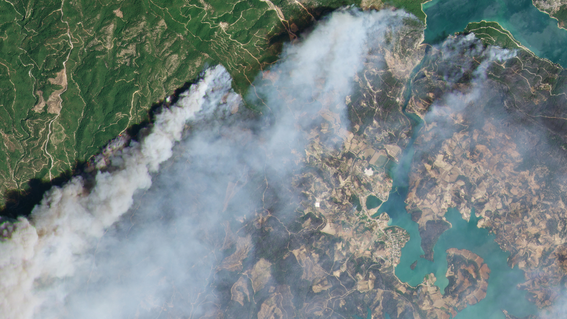 Das Satellitenbild zeigt einen Waldbrand in Manavgat, Türkei. | Planet Labs Inc./dpa