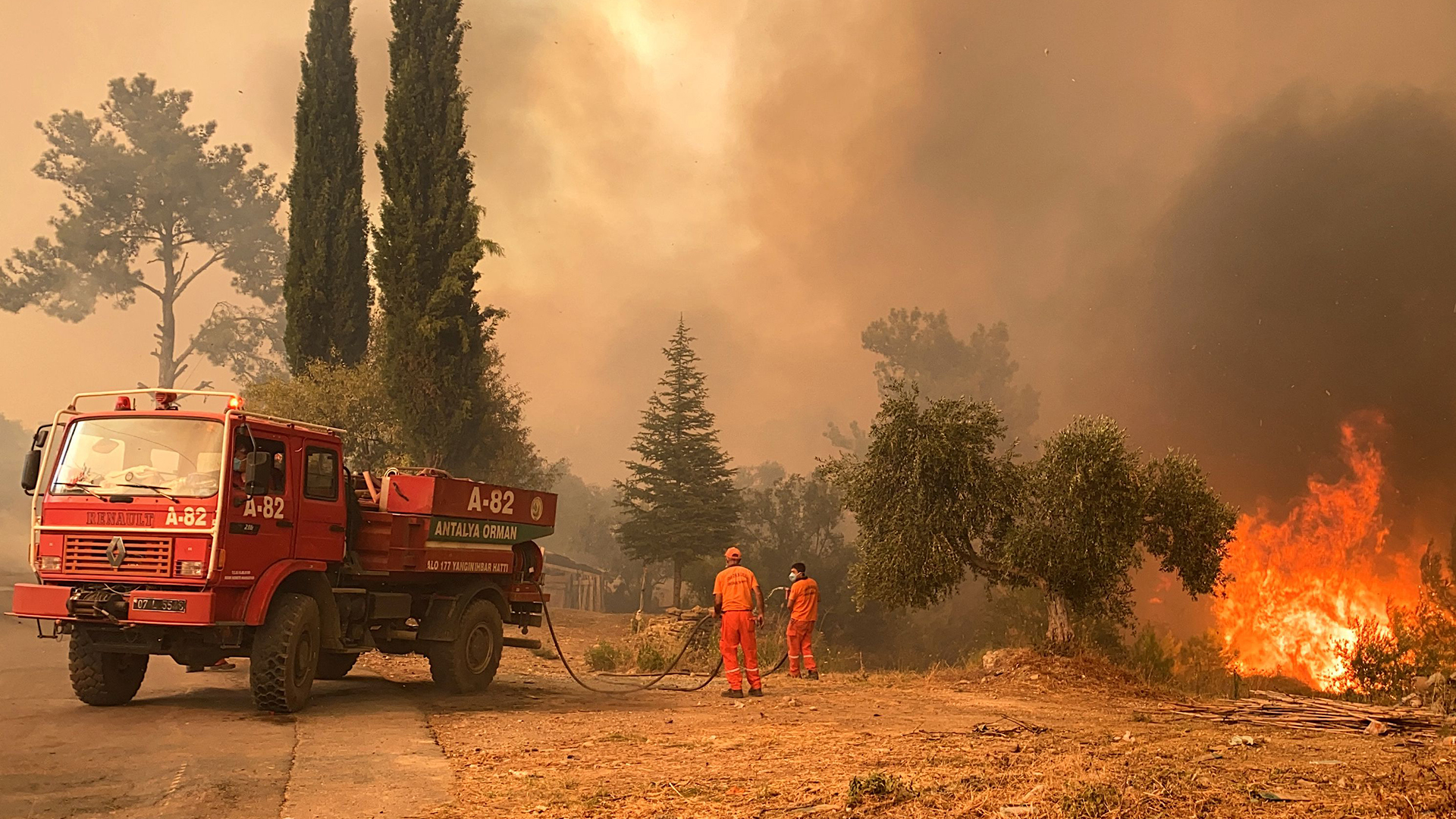 Feuerwehrleute bekämpfen einen Waldbrand in der Nähe der Stadt Manavgat (Türkei).