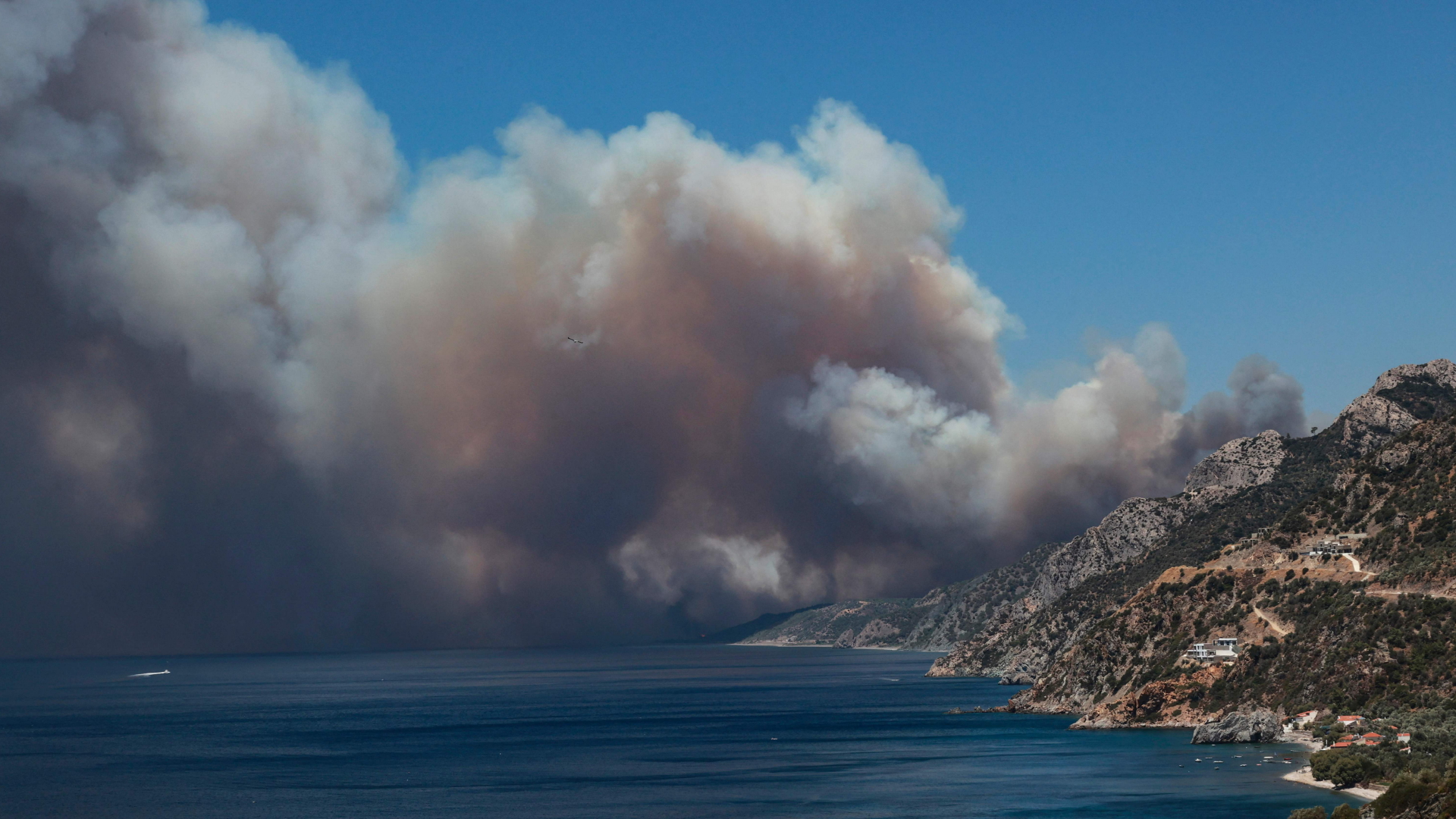Rauchschwaden an der Küste der Insel Lesbos | AFP