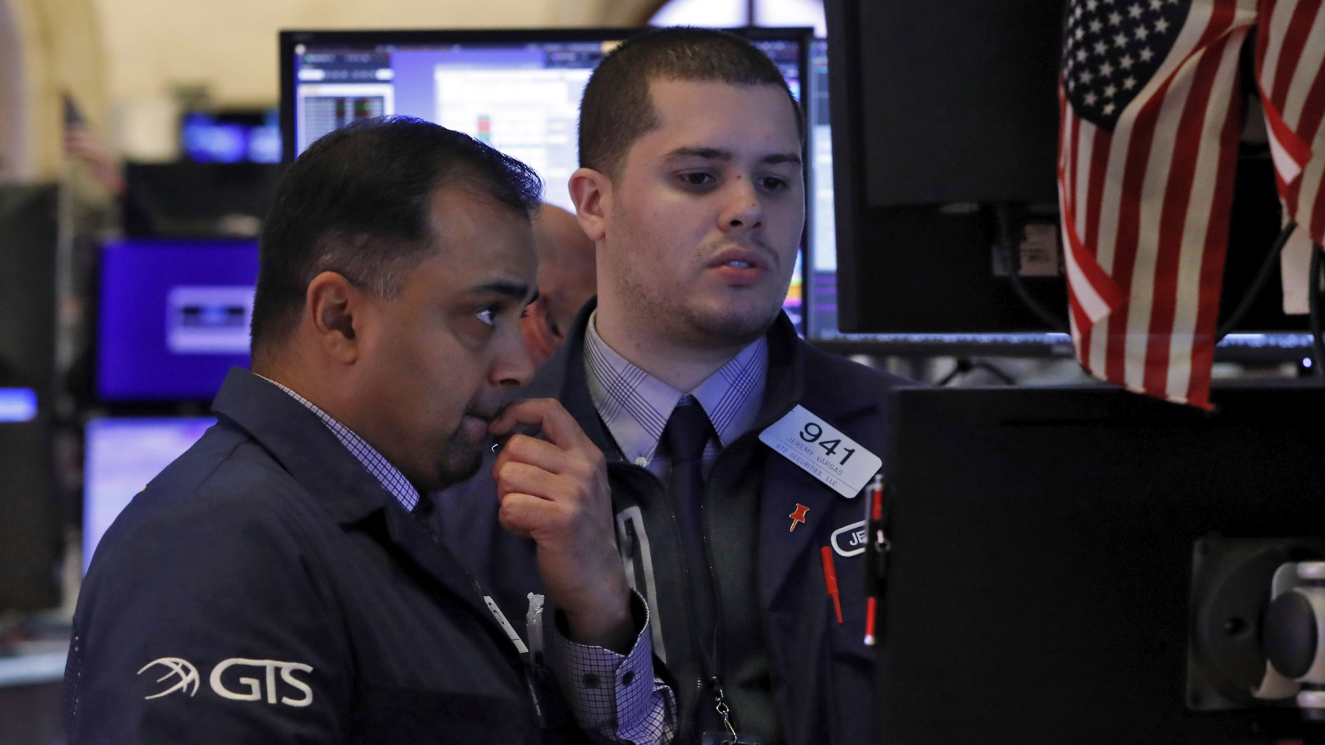 Börsenhändler an der New Yorker Wall Street verfolgen die dramatische Kursentwicklung. | AP