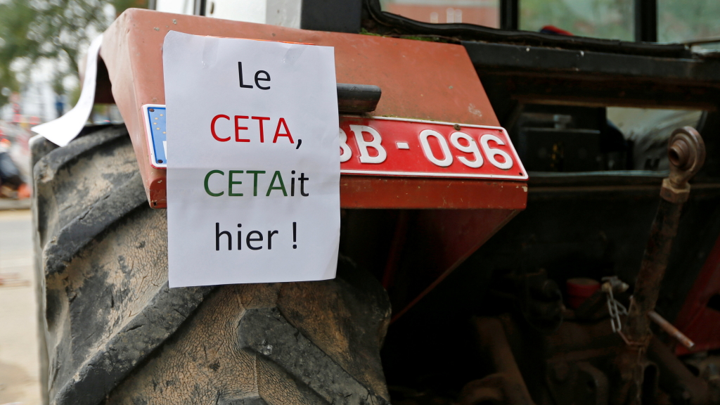 Ein Schild an einem Traktor mit der Aufschrift "Ceta, das war gestern!" in der Wallonie.