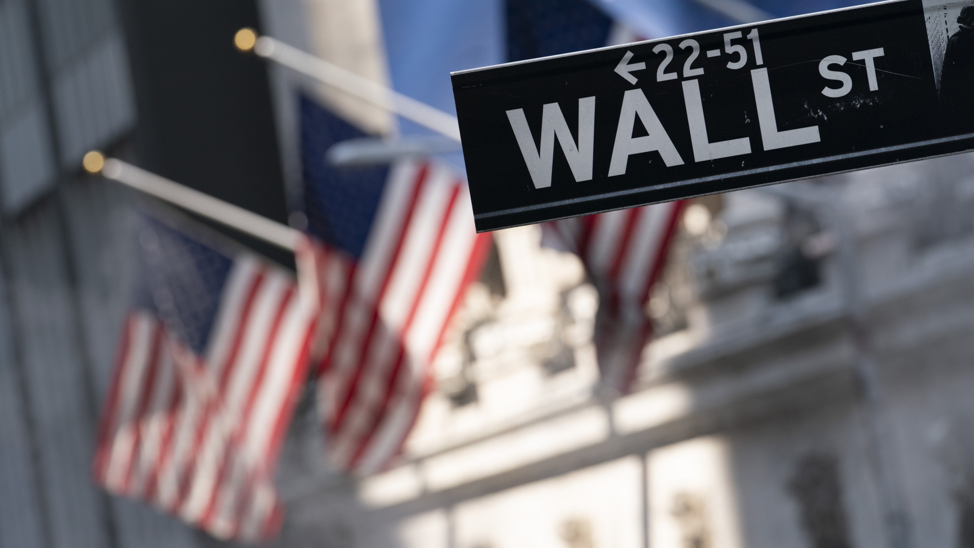 Fahnen hängen vor der Börse an der New Yorker Wall Street