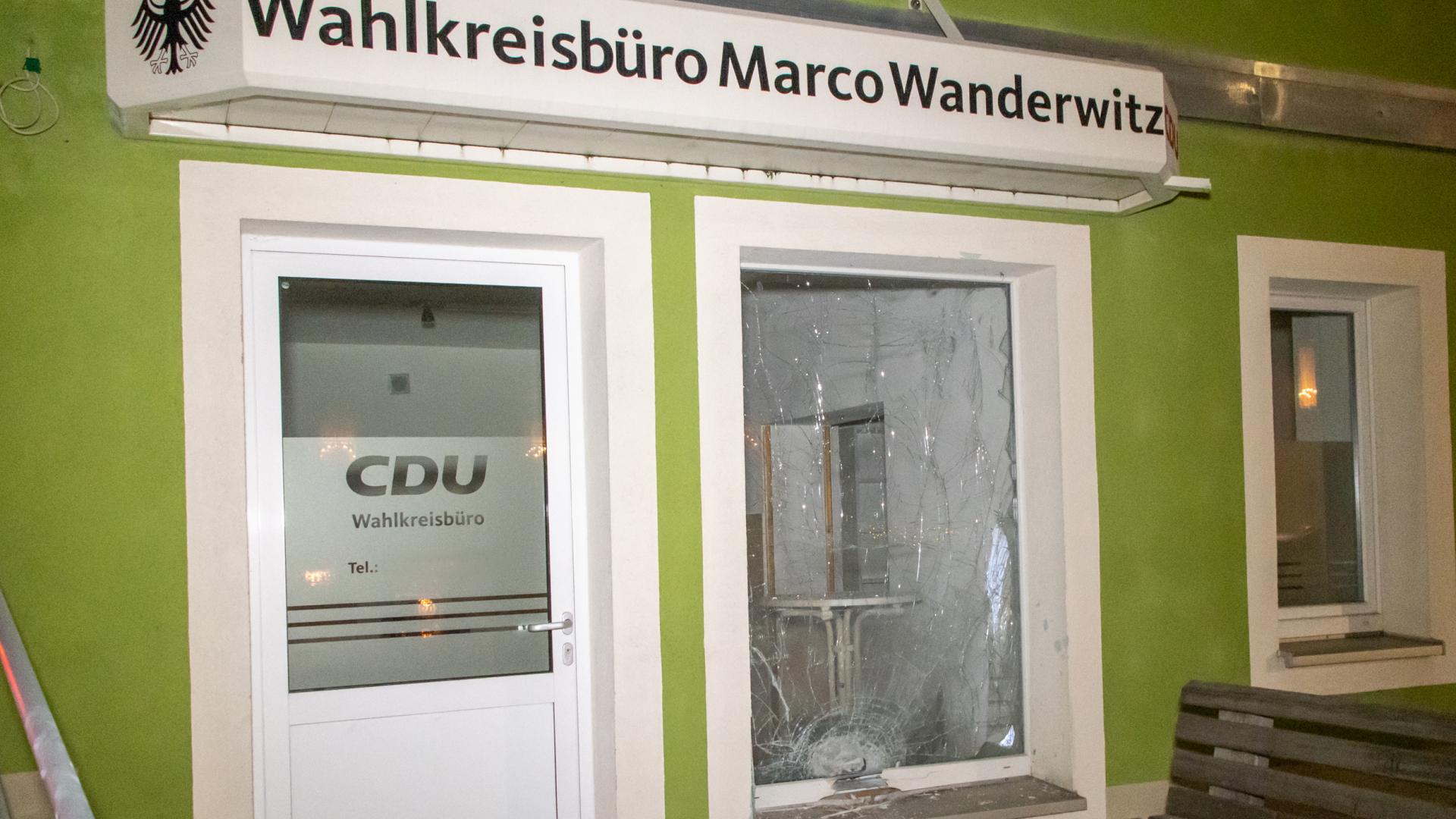 Im sächsischen Zwönitz ist ein Fenster des Wahlkreisbüros des CDU-Bundestagsabgeordneten Marco Wanderwitz beschädigt worden. | dpa