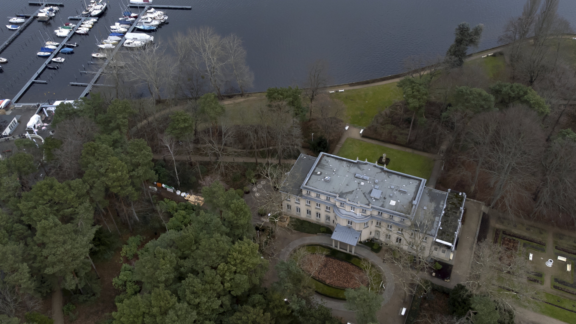 Das Haus der Wannseekonferenz aus der Luft fotografiert | AP